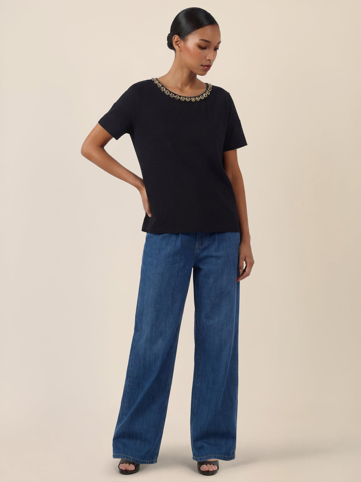 APART T-Shirt mit funkelndem Schmuckkragen | schwarz