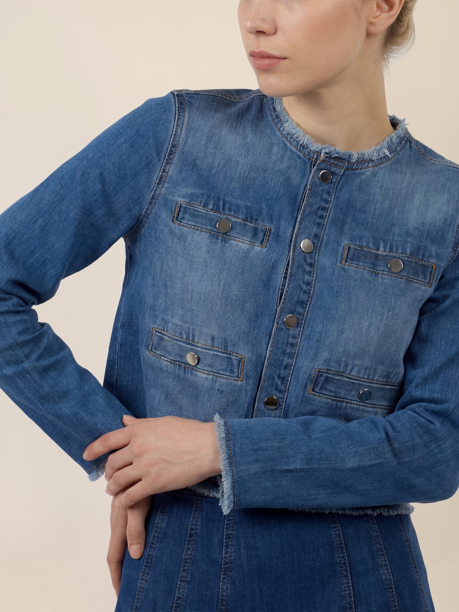 APART Cropped Jeansjacke mit Fransensaum | hellblau