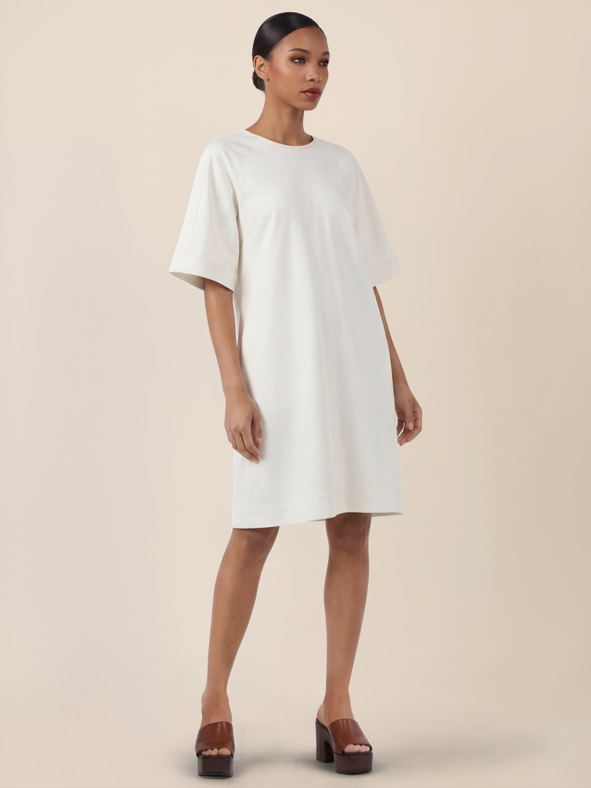 APART Gerade geschnittenes Jeanskleid mit Bindeband hinten | creme