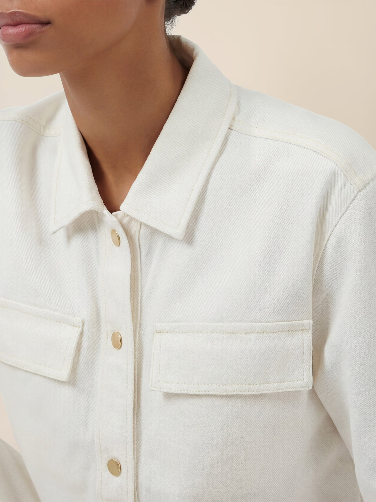 APART Kurzarm-Jeansjacke mit Druckknöpfen | creme