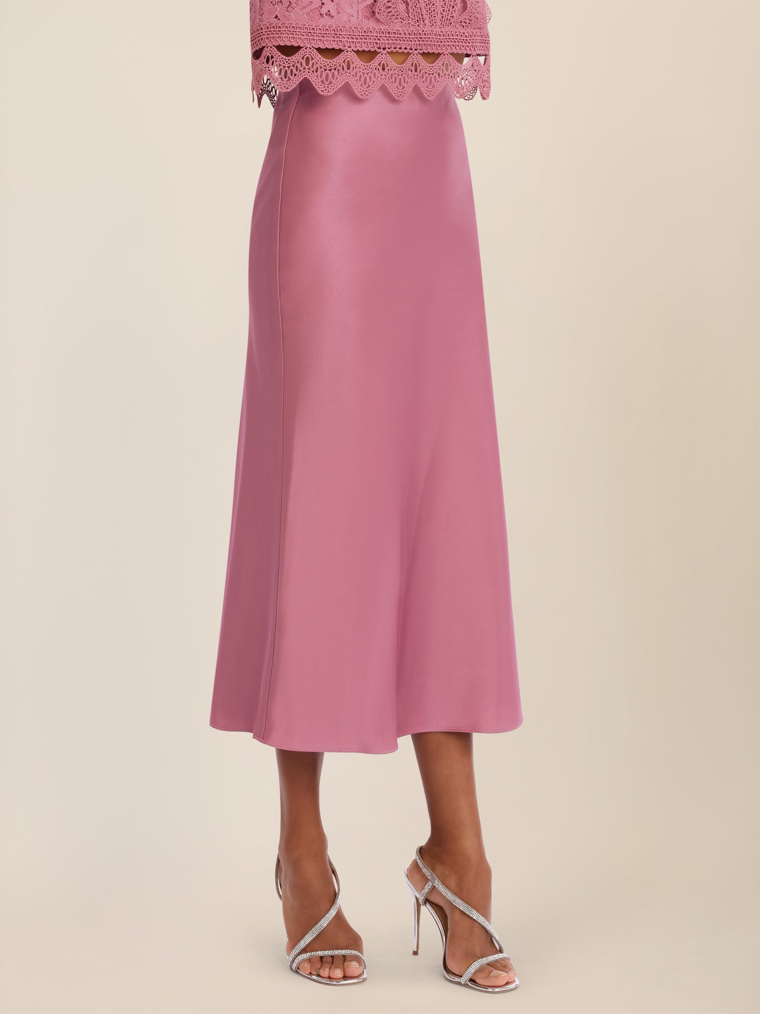 APART Ausgestellter Midirock in fließender Satin-Qualität | rosé