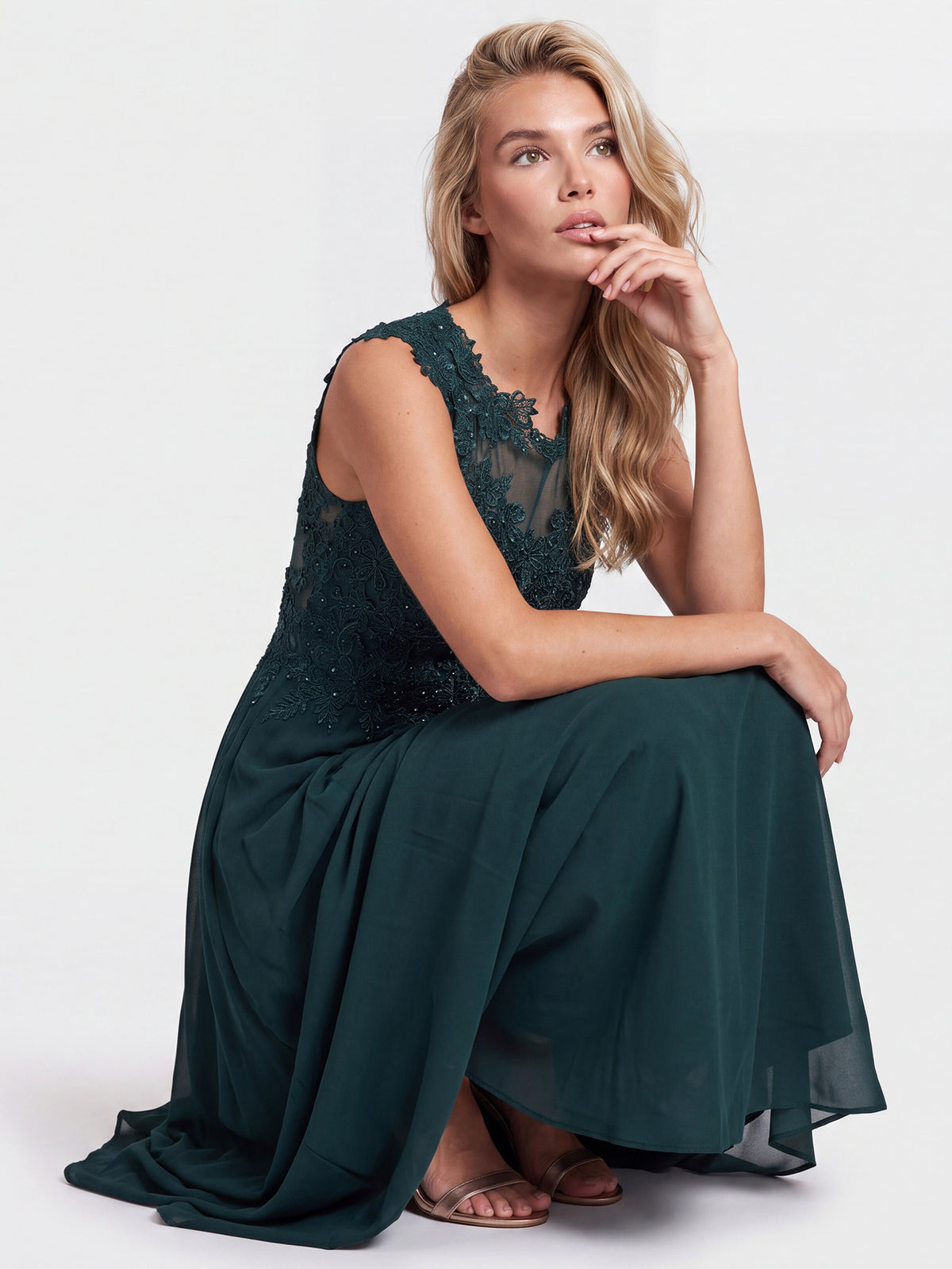 APART Abendkleid mit floraler Spitze und fließendem Rock | emerald