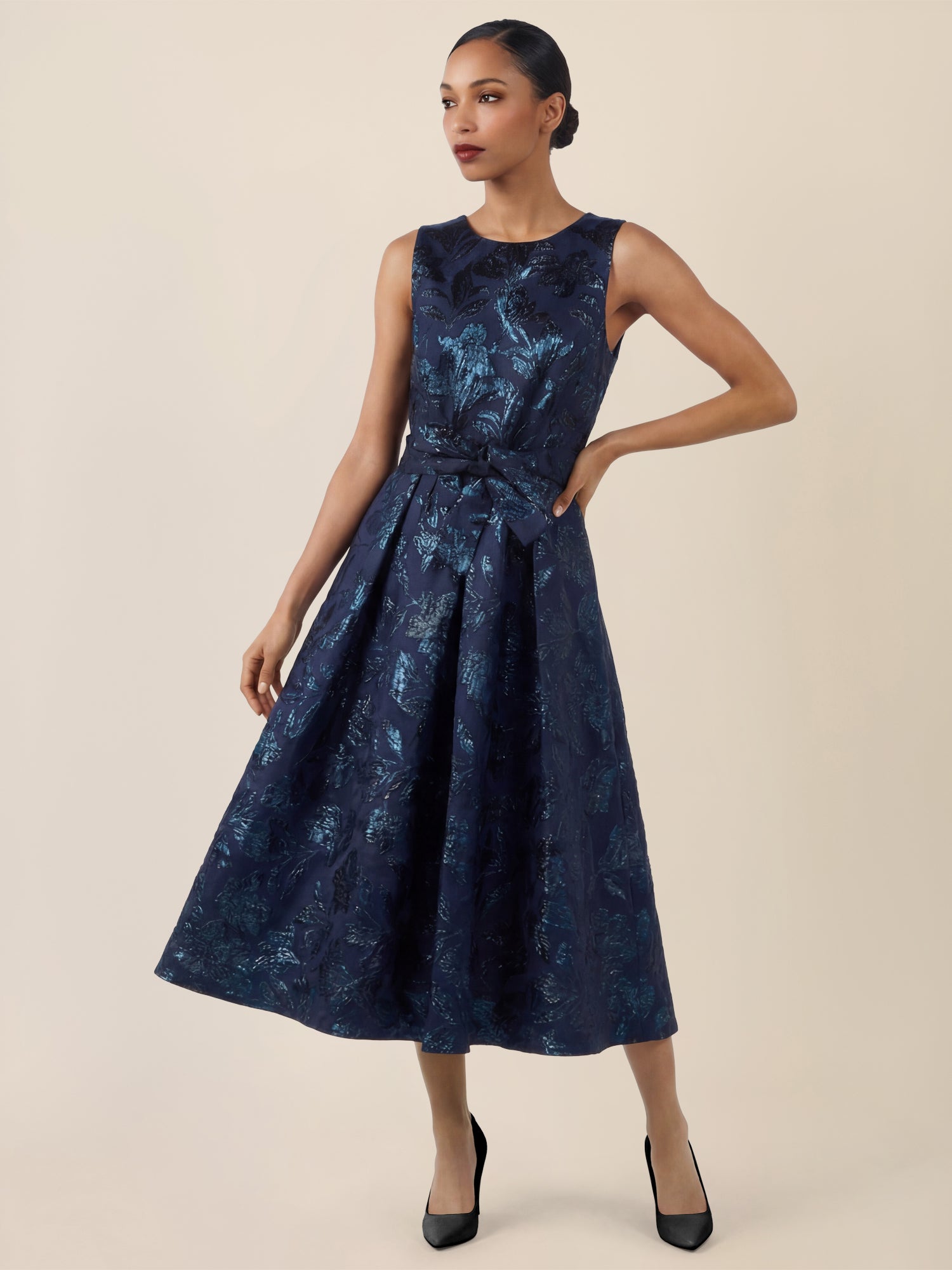 APART Ärmelloses Kleid mit schimmerndem Strukturmuster | nachtblau-metallic