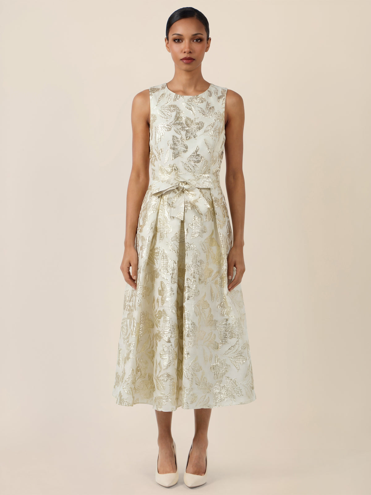 APART Ärmelloses Kleid mit schimmerndem Strukturmuster | creme-gold