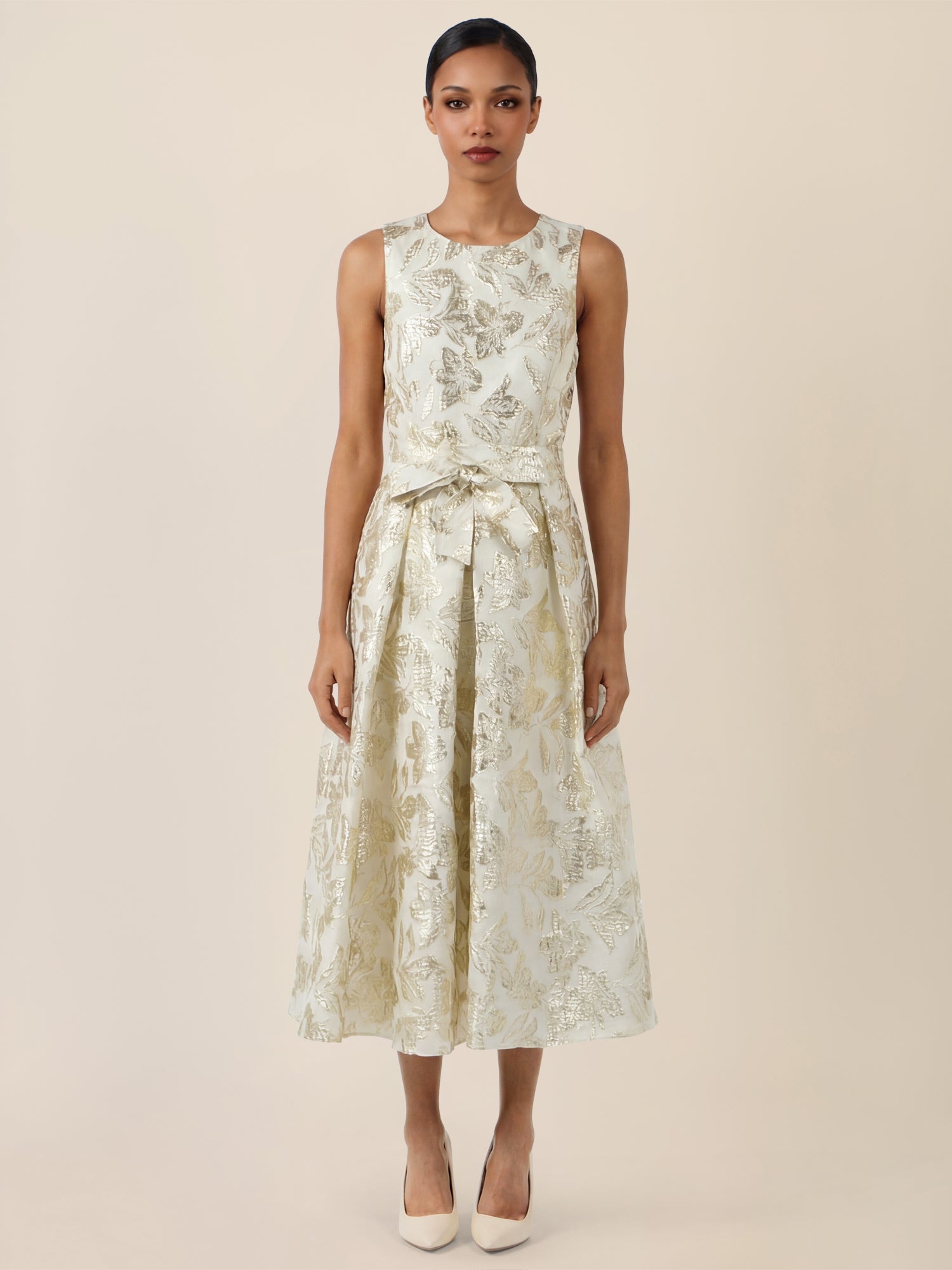 APART Ärmelloses Kleid mit schimmerndem Strukturmuster | creme-gold