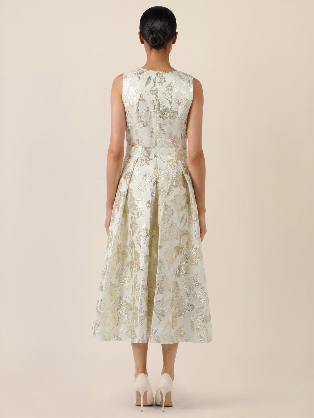 APART Ärmelloses Kleid mit schimmerndem Strukturmuster | creme-gold