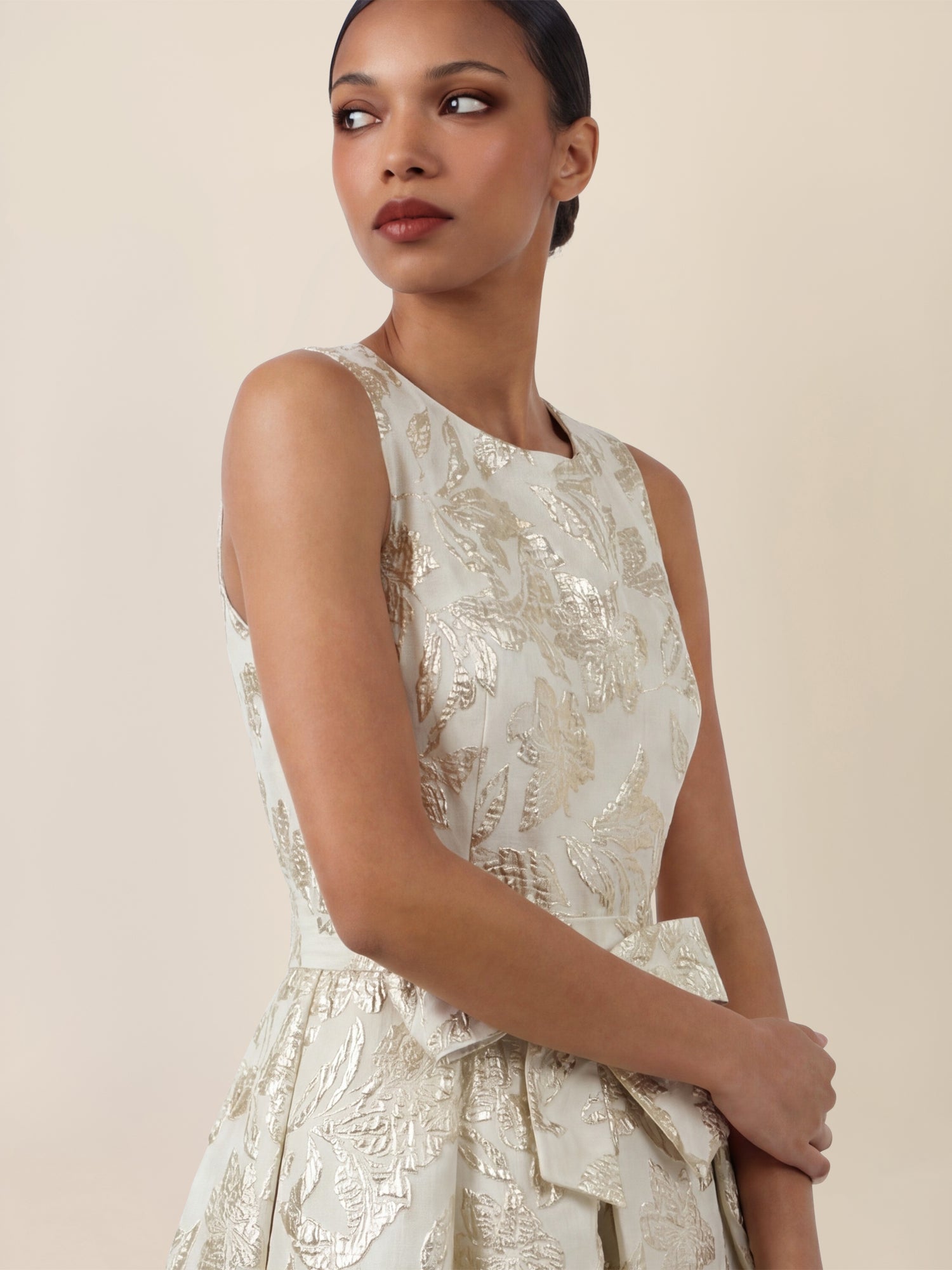 APART Ärmelloses Kleid mit schimmerndem Strukturmuster | creme-gold