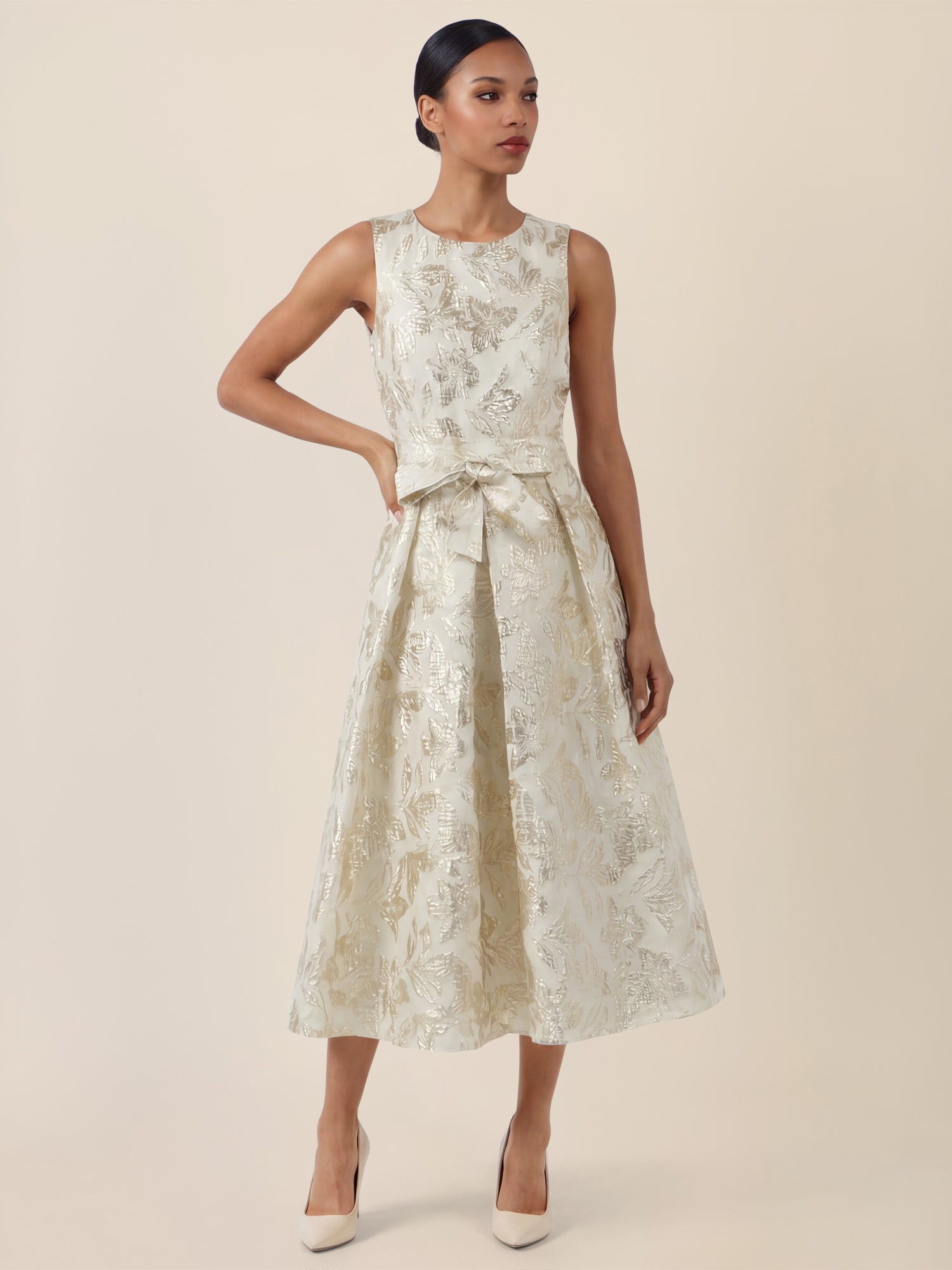 APART Ärmelloses Kleid mit schimmerndem Strukturmuster | creme-gold