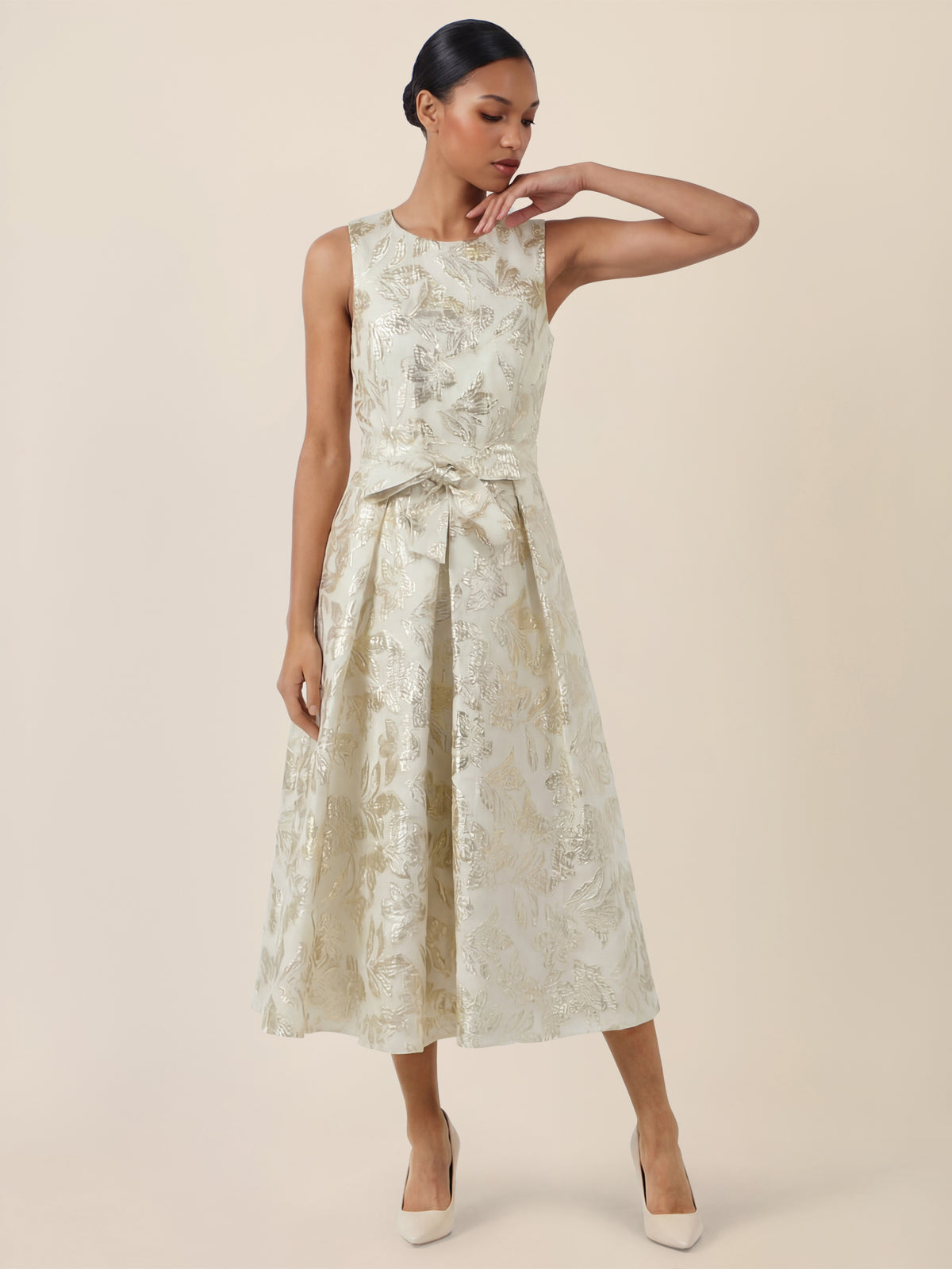 APART Ärmelloses Kleid mit schimmerndem Strukturmuster | creme-gold