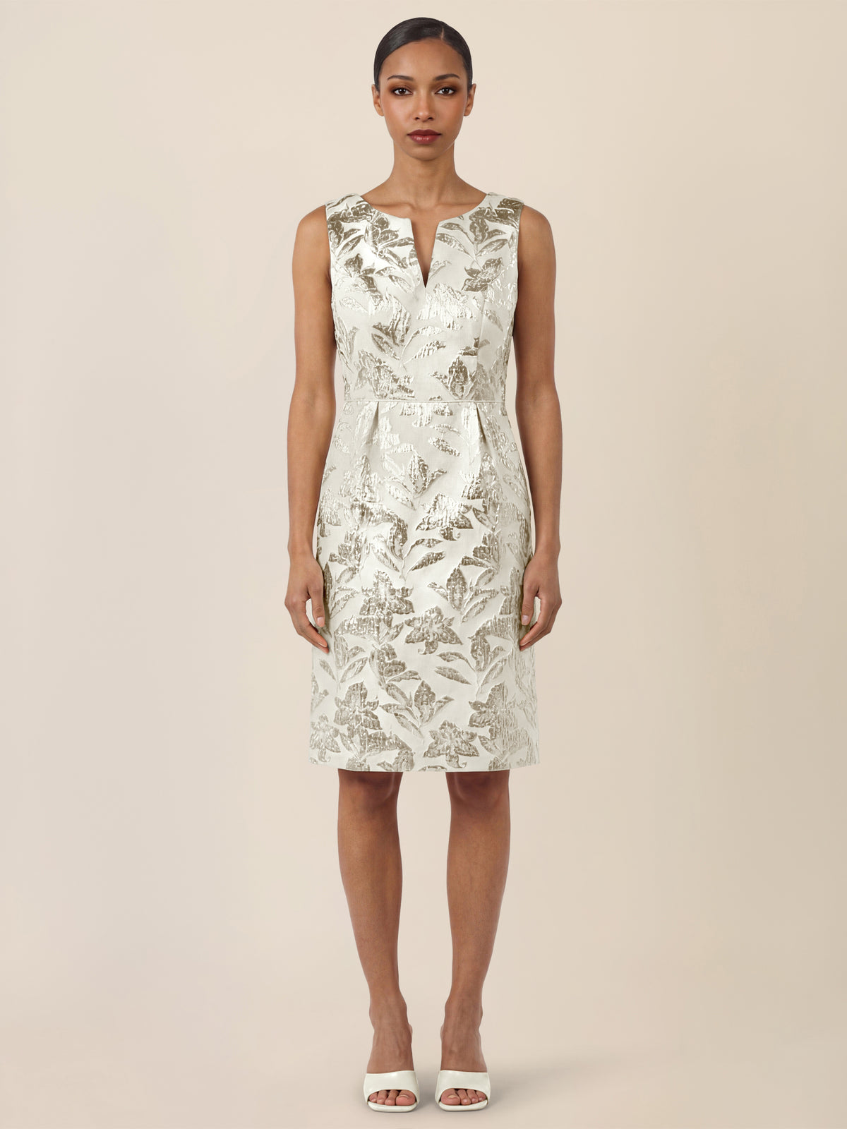 APART Etuikleid mit Glanzjacquard und V-Ausschnitt | creme-gold