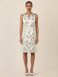 APART Etuikleid mit Glanzjacquard und V-Ausschnitt | creme-gold