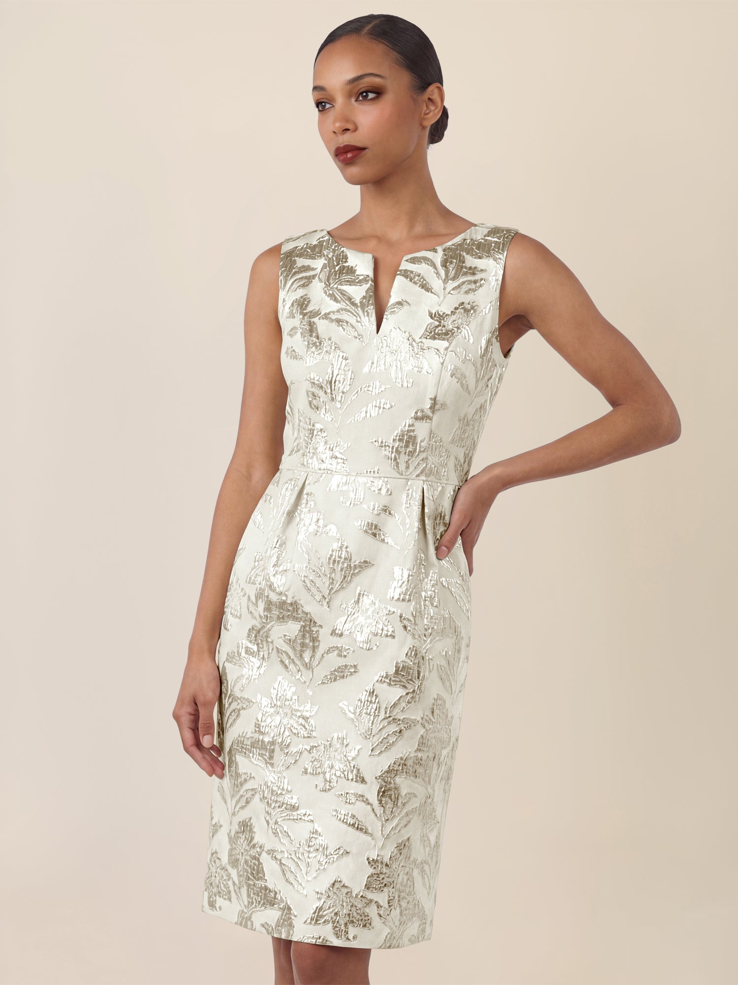 APART Etuikleid mit Glanzjacquard und V-Ausschnitt | creme-gold