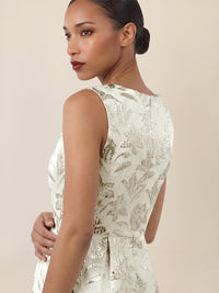 APART Etuikleid mit Glanzjacquard und V-Ausschnitt | creme-gold