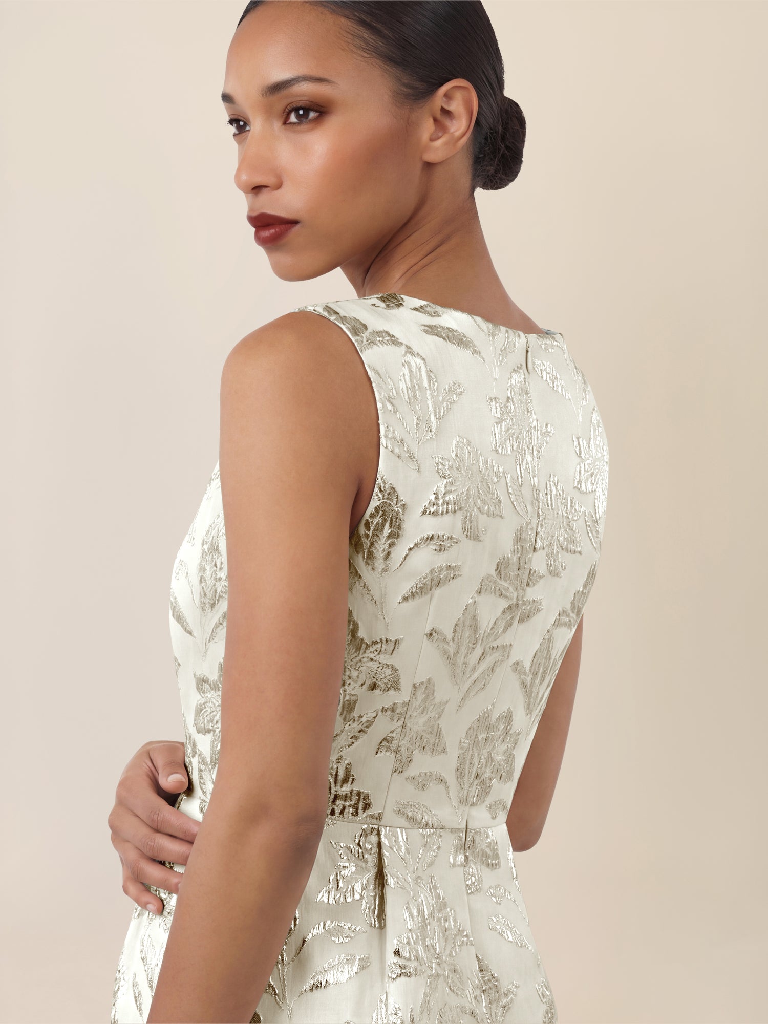 APART Etuikleid mit Glanzjacquard und V-Ausschnitt | creme-gold