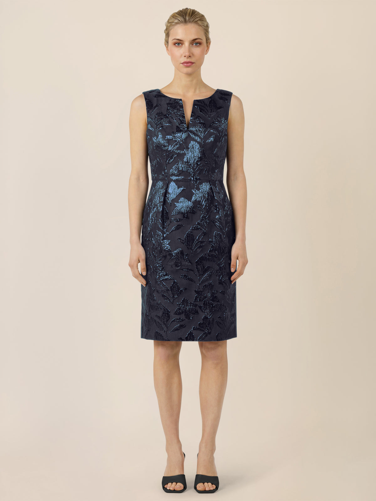 APART Etuikleid mit Glanzjacquard und V-Ausschnitt | nachtblau-metallic