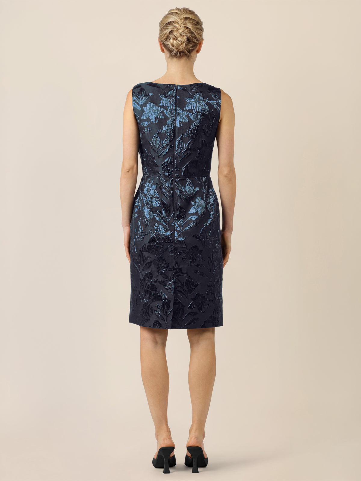 APART Etuikleid mit Glanzjacquard und V-Ausschnitt | nachtblau-metallic