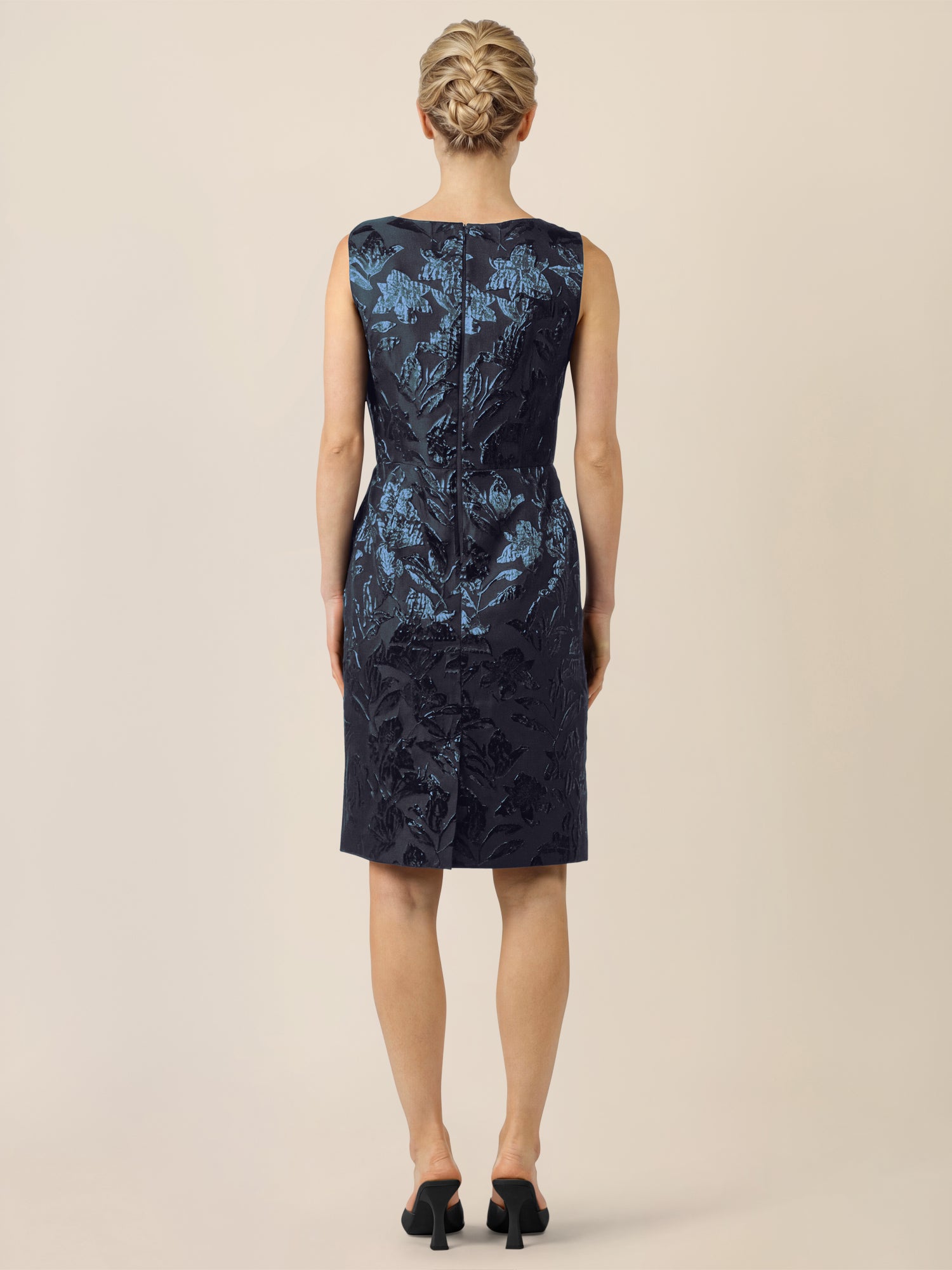 APART Etuikleid mit Glanzjacquard und V-Ausschnitt | nachtblau-metallic