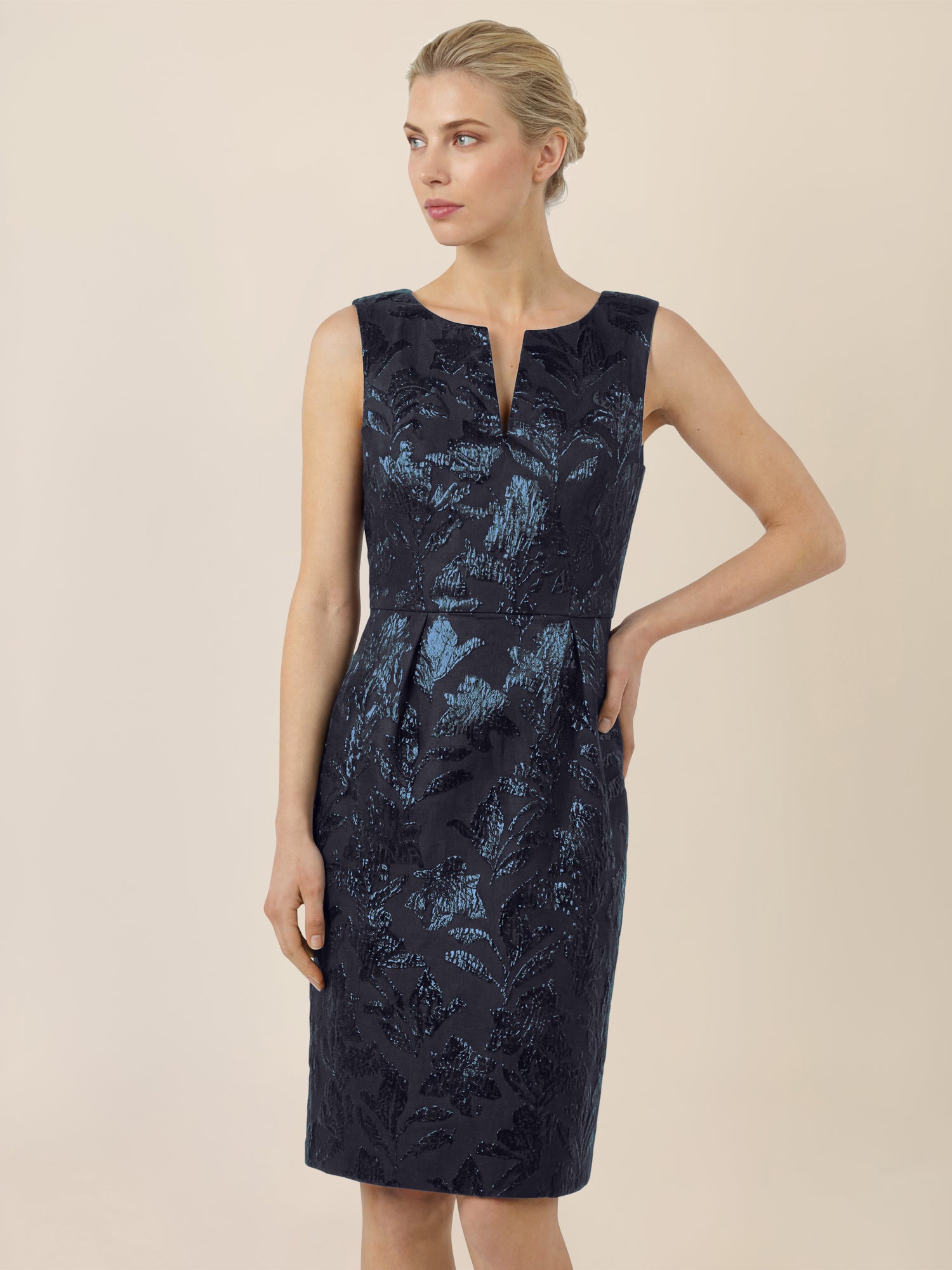 APART Etuikleid mit Glanzjacquard und V-Ausschnitt | nachtblau-metallic