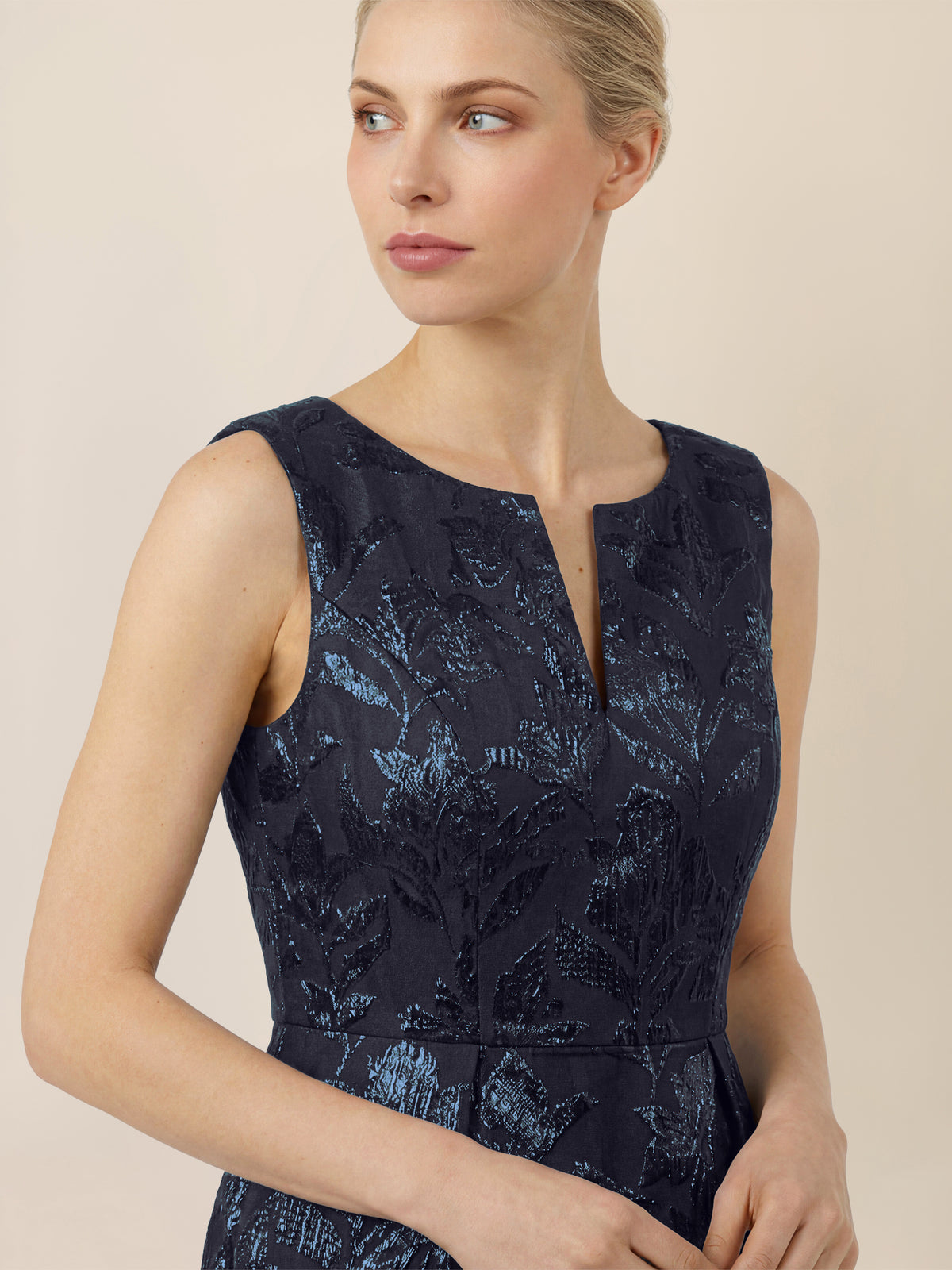 APART Etuikleid mit Glanzjacquard und V-Ausschnitt | nachtblau-metallic