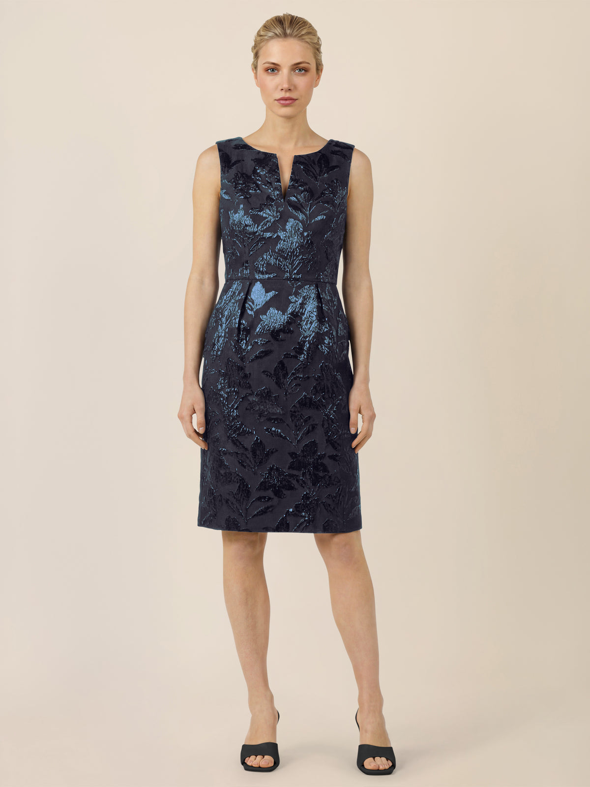 APART Etuikleid mit Glanzjacquard und V-Ausschnitt | nachtblau-metallic