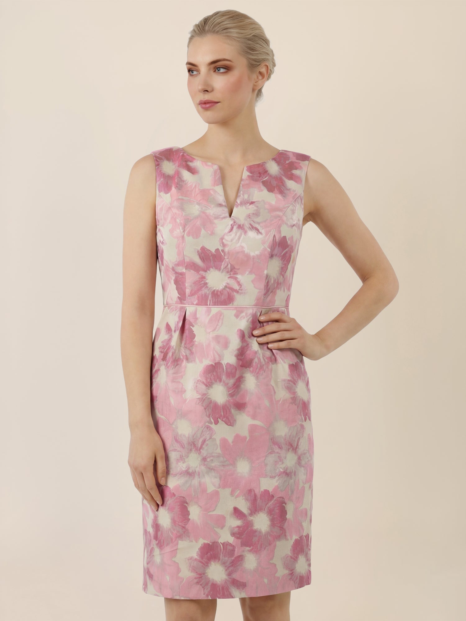 APART Ärmelloses Etuikleid mit floralem Jacquard | creme-rose