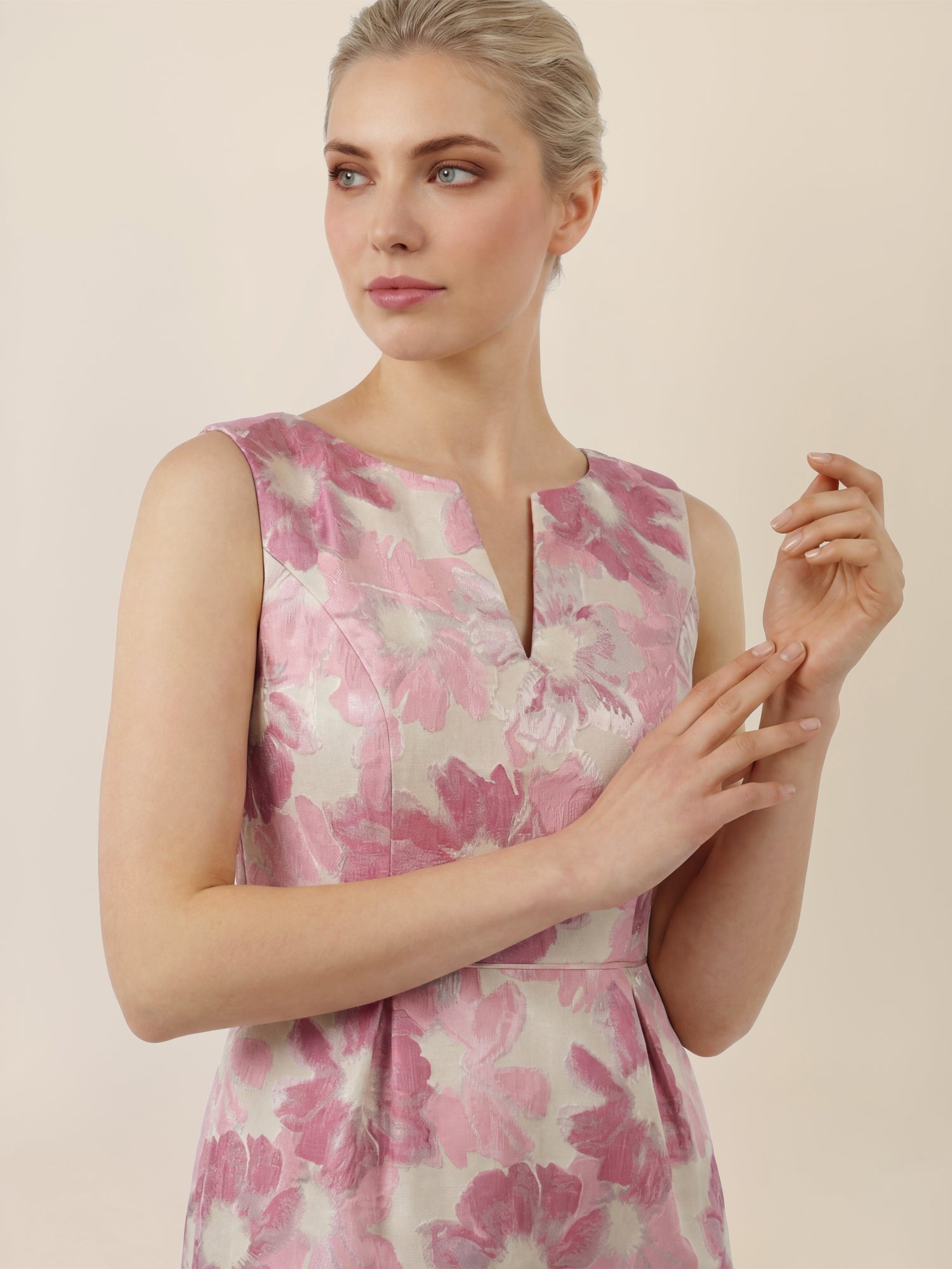 APART Ärmelloses Etuikleid mit floralem Jacquard | creme-rose