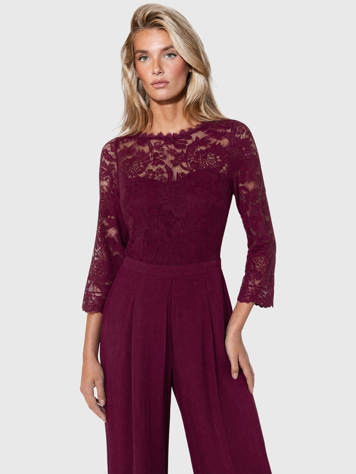 APART Overall aus elastischer Spitze und Chiffon | weinrot
