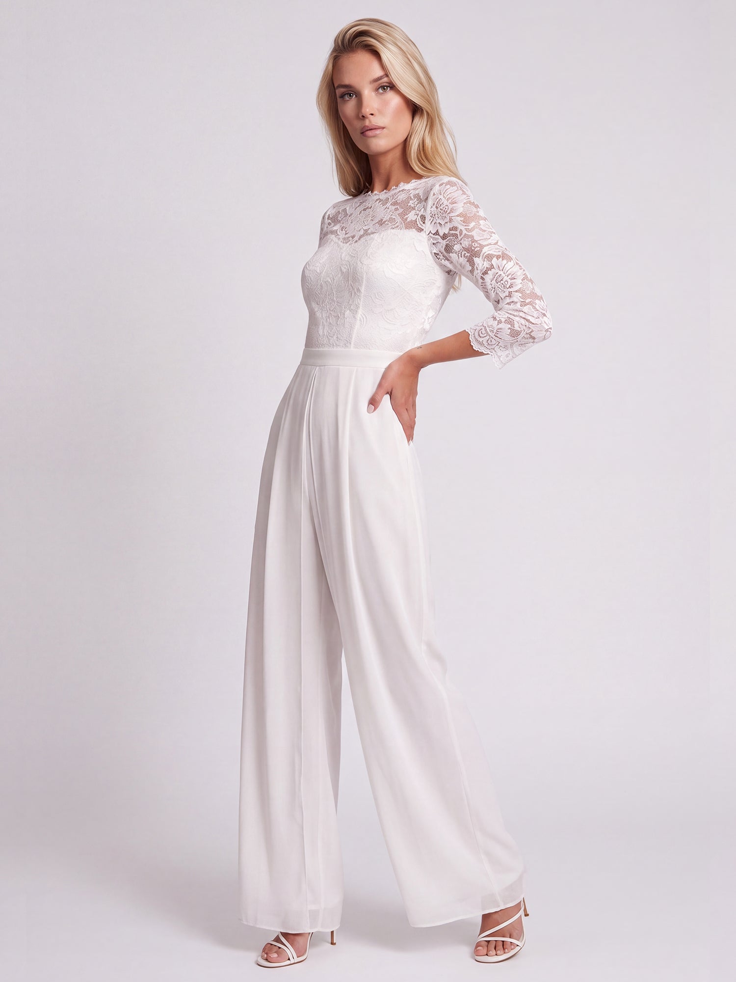 APART Overall aus elastischer Spitze und Chiffon | cream