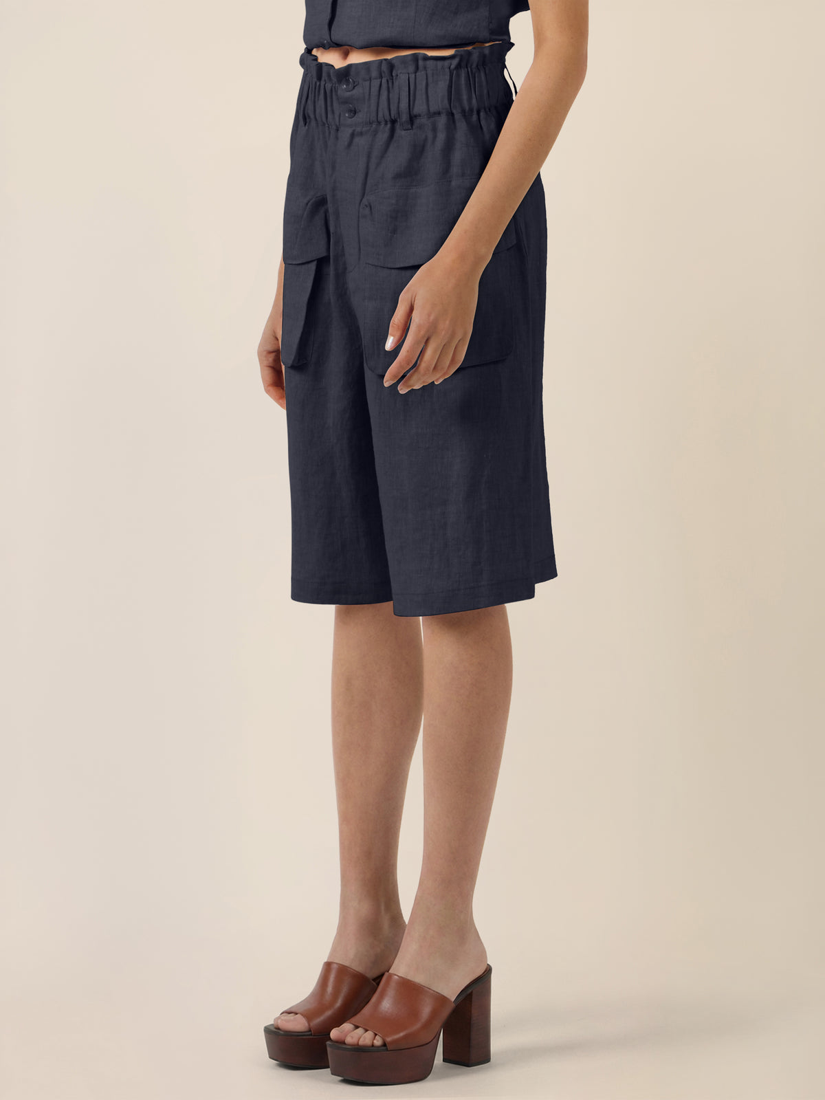 APART Weite Shorts mit Paperbag-Bund und Cargotaschen | nachtblau