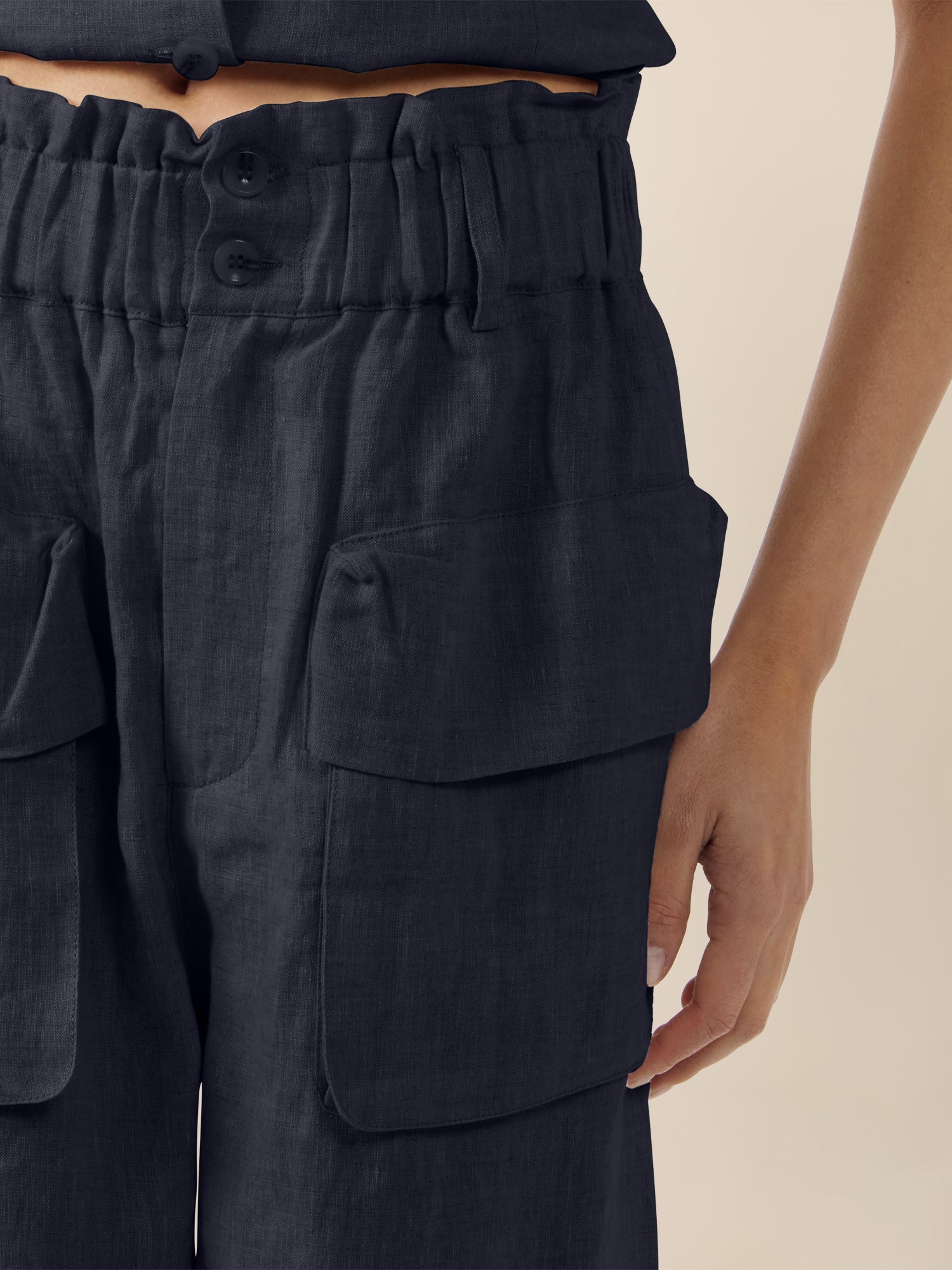 APART Weite Shorts mit Paperbag-Bund und Cargotaschen | nachtblau