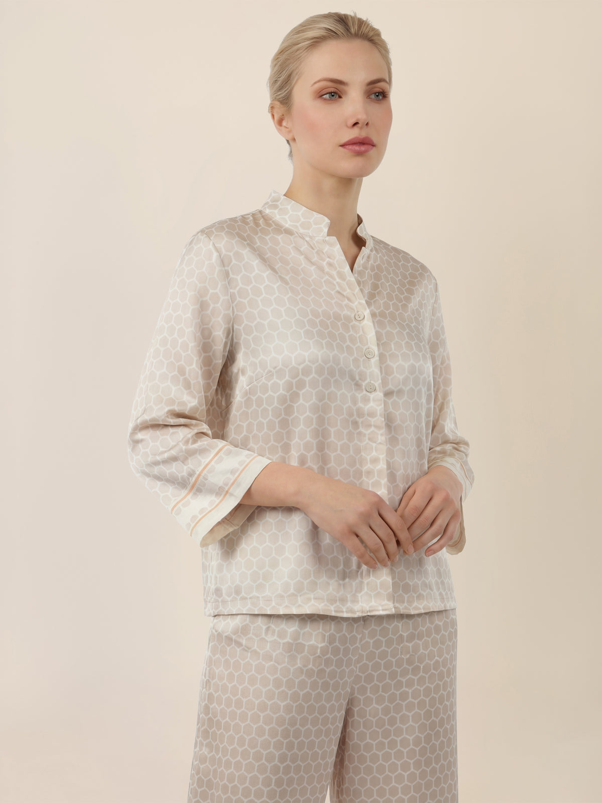 APART Blusenshirt mit Stehkragen und Punktmuster | creme-multicolor