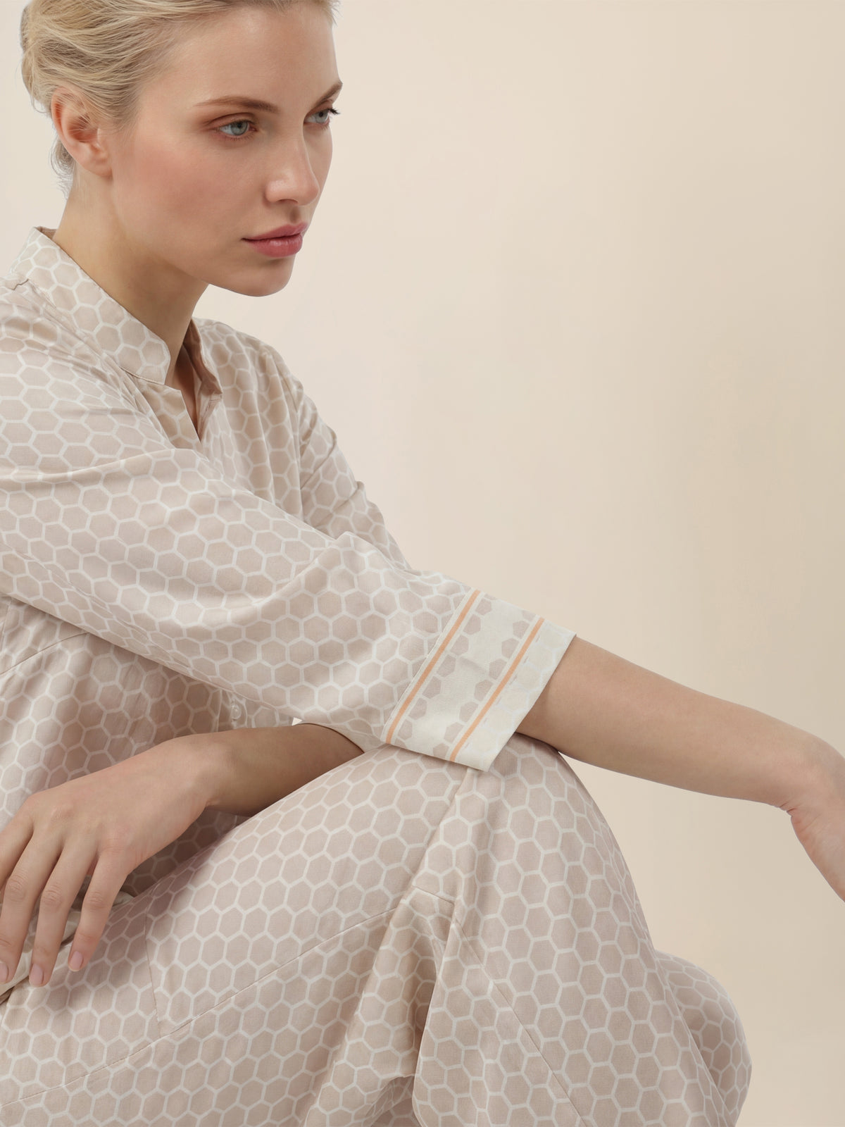 APART Blusenshirt mit Stehkragen und Punktmuster | creme-multicolor