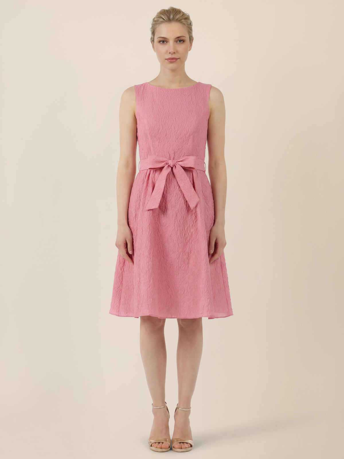 APART Kleid mit Struktur und Taillenschleife | hellrosa