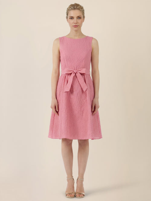 APART Kleid mit Struktur und Taillenschleife | hellrosa image 1