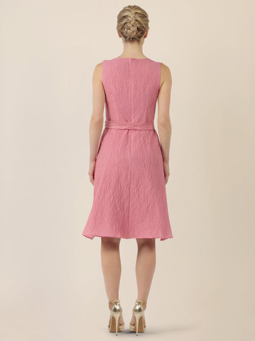 APART Kleid mit Struktur und Taillenschleife | hellrosa image 1