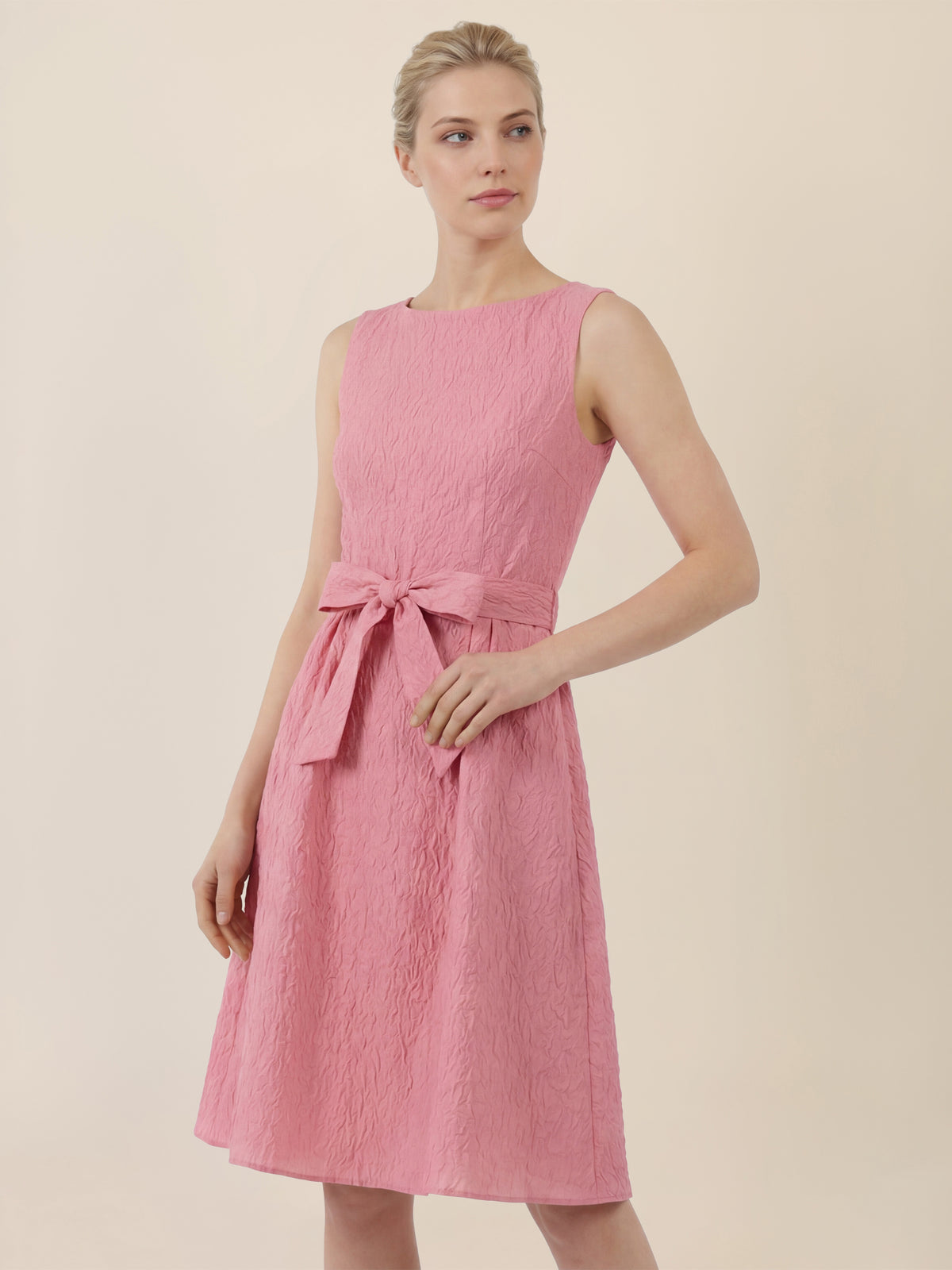 APART Kleid mit Struktur und Taillenschleife | hellrosa