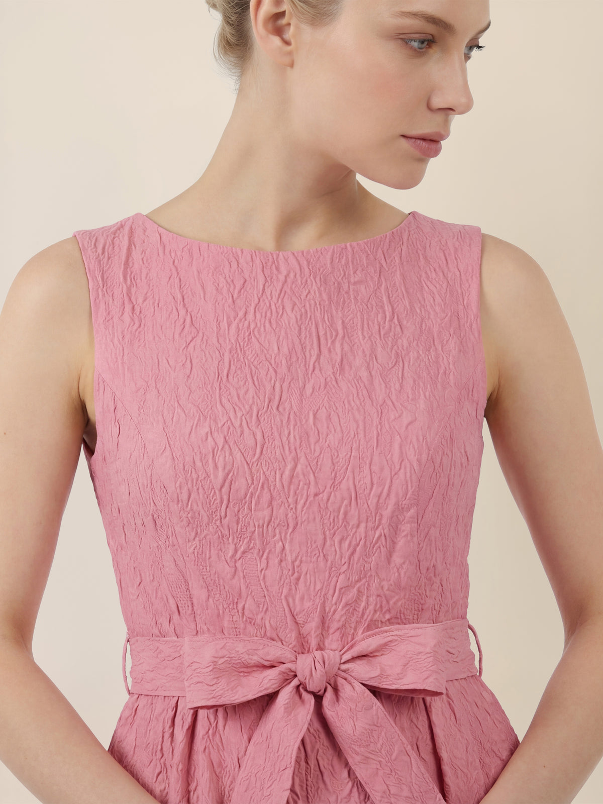 APART Kleid mit Struktur und Taillenschleife | hellrosa