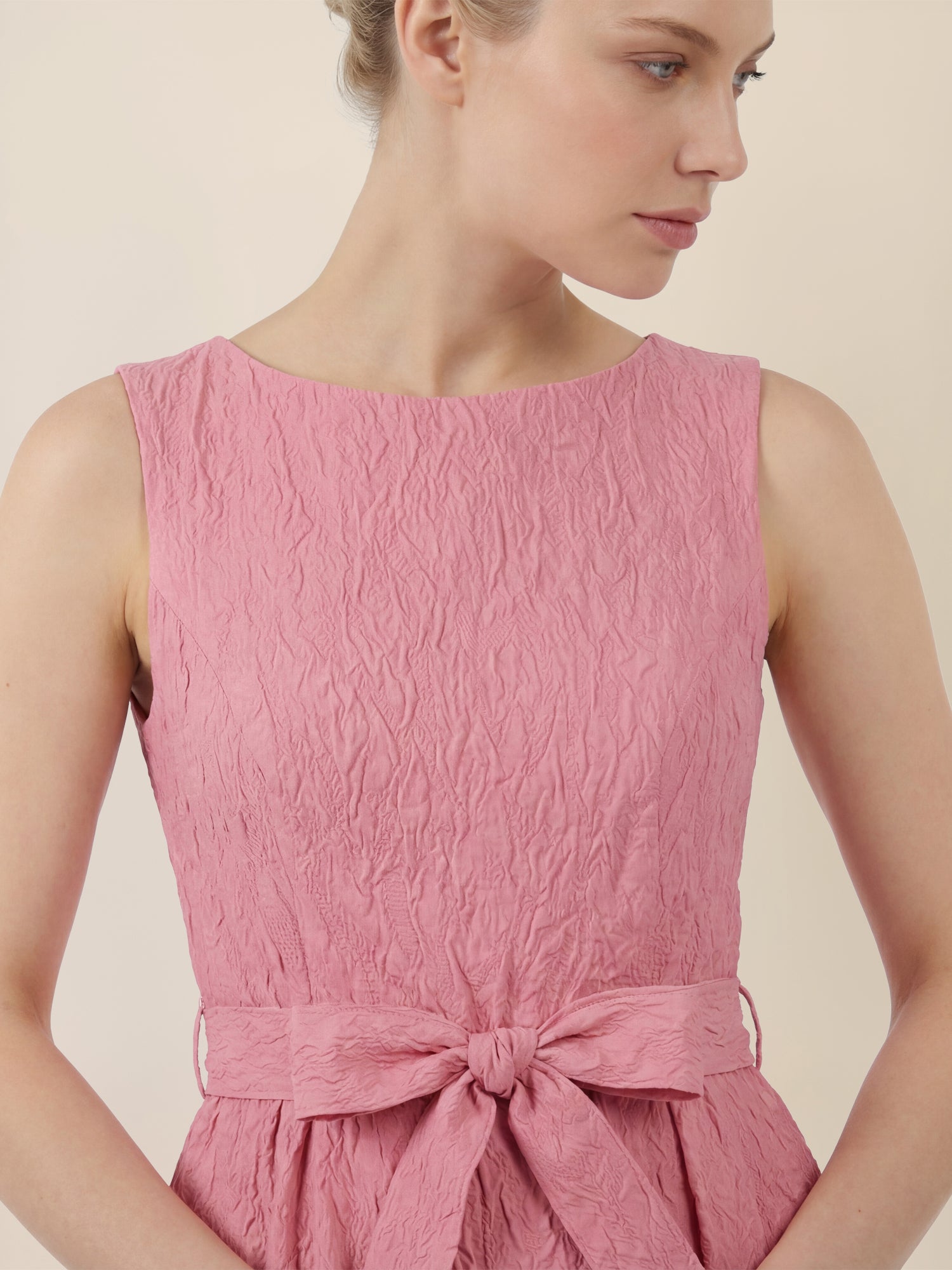 APART Kleid mit Struktur und Taillenschleife | hellrosa