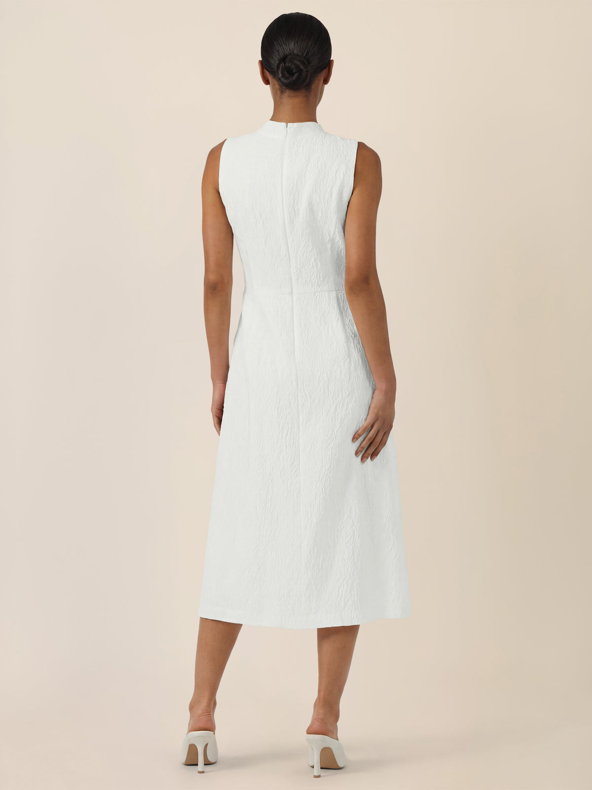 APART Ärmelloses Kleid mit Strukturmuster | creme