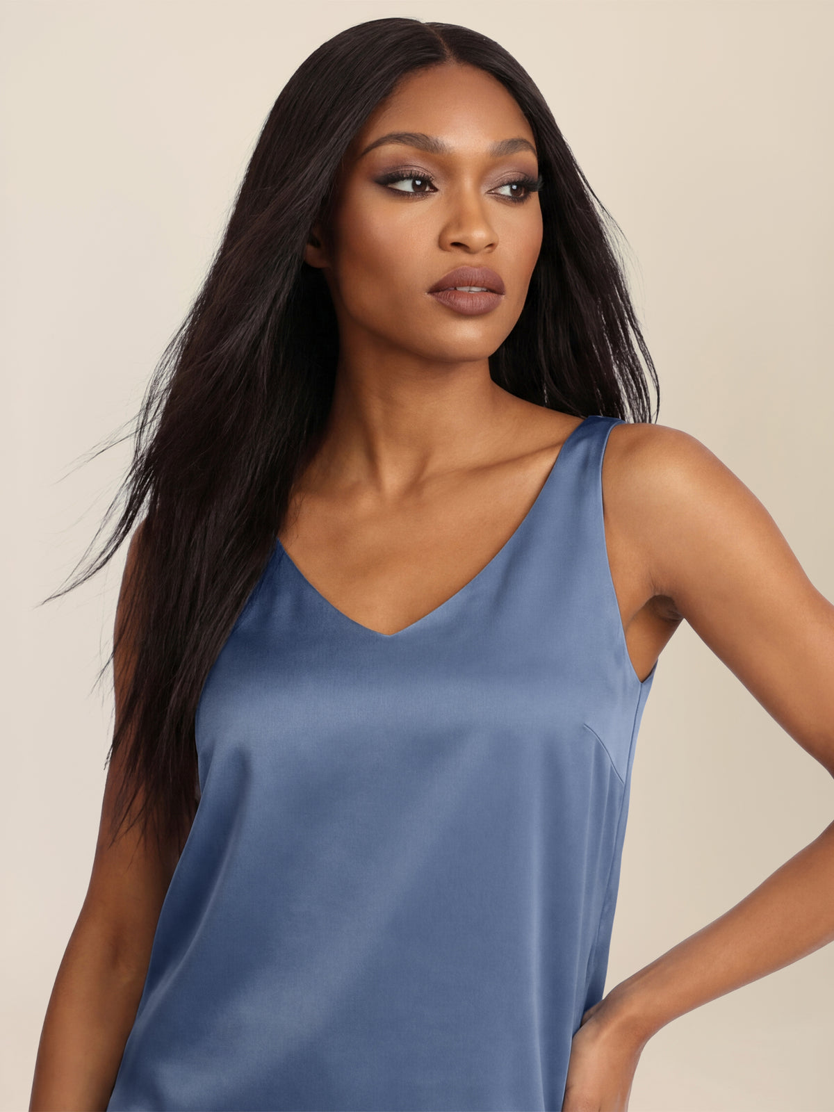 APART Satin-Top mit tiefem V-Ausschnitt | rauchblau