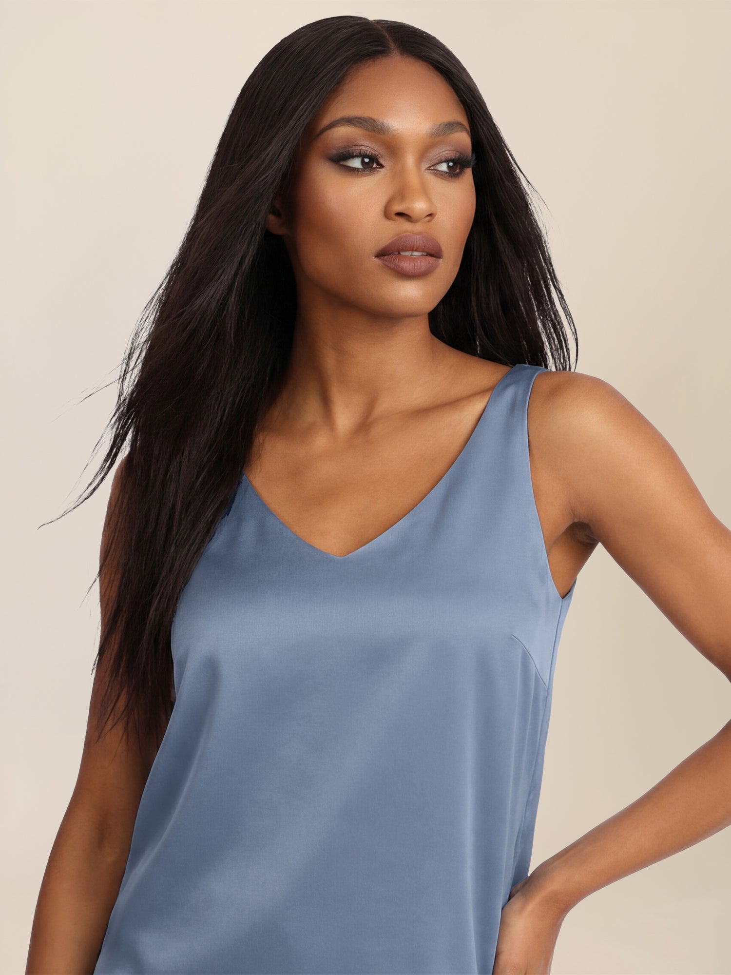APART Satin-Top mit tiefem V-Ausschnitt | rauchblau