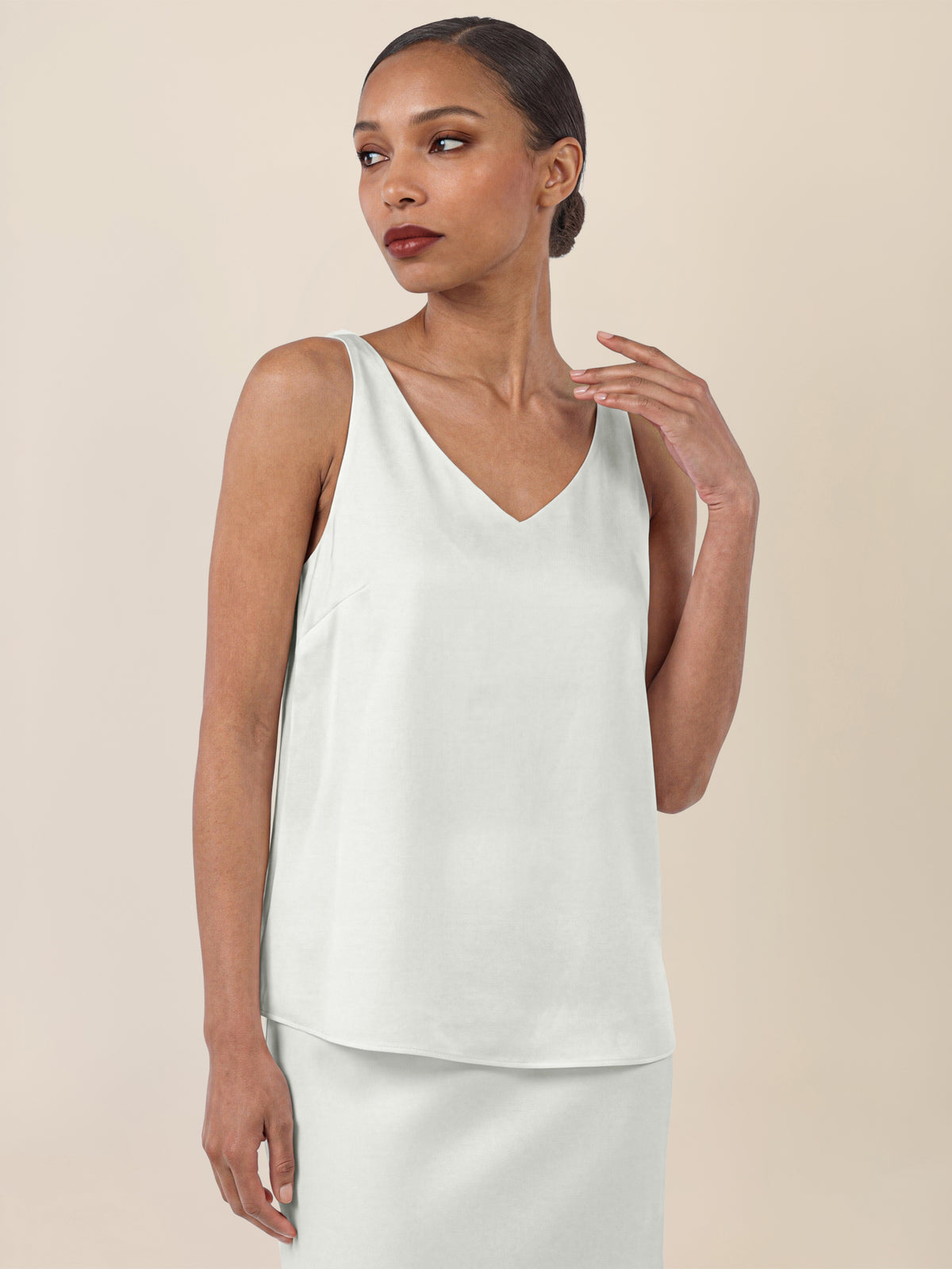 APART Satin-Top mit tiefem V-Ausschnitt | creme