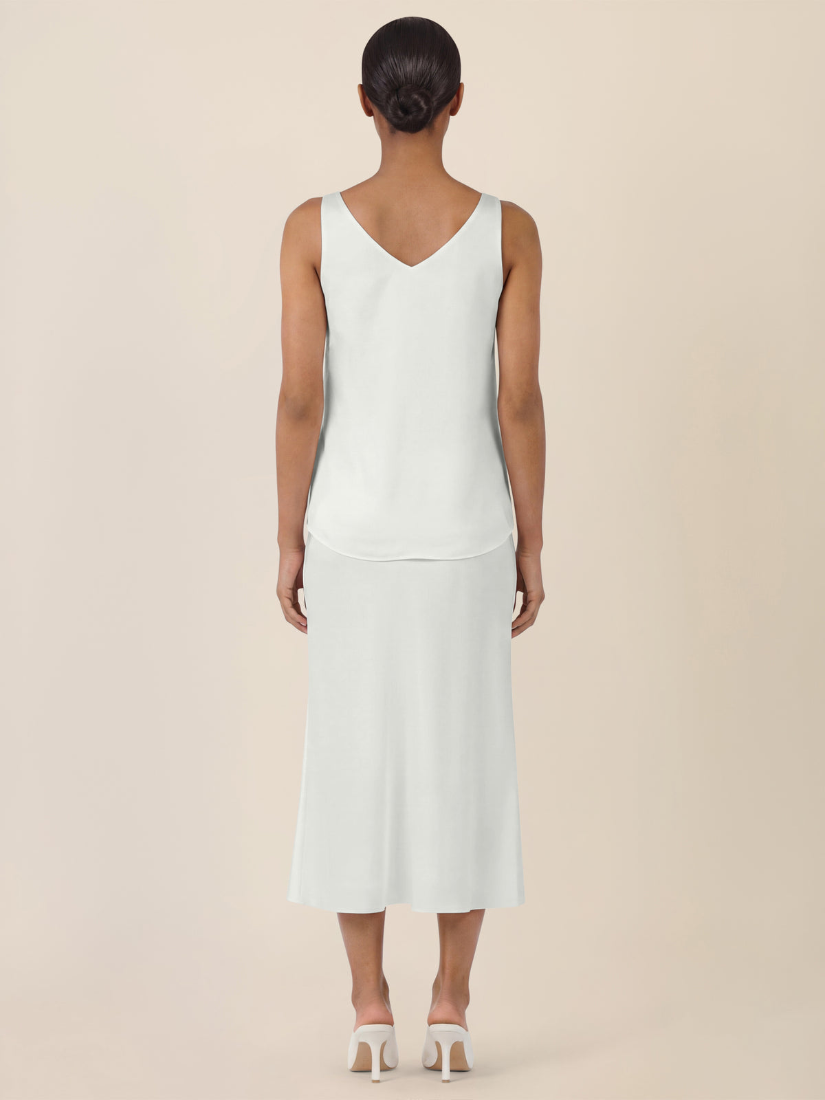 APART Satin-Top mit tiefem V-Ausschnitt | creme