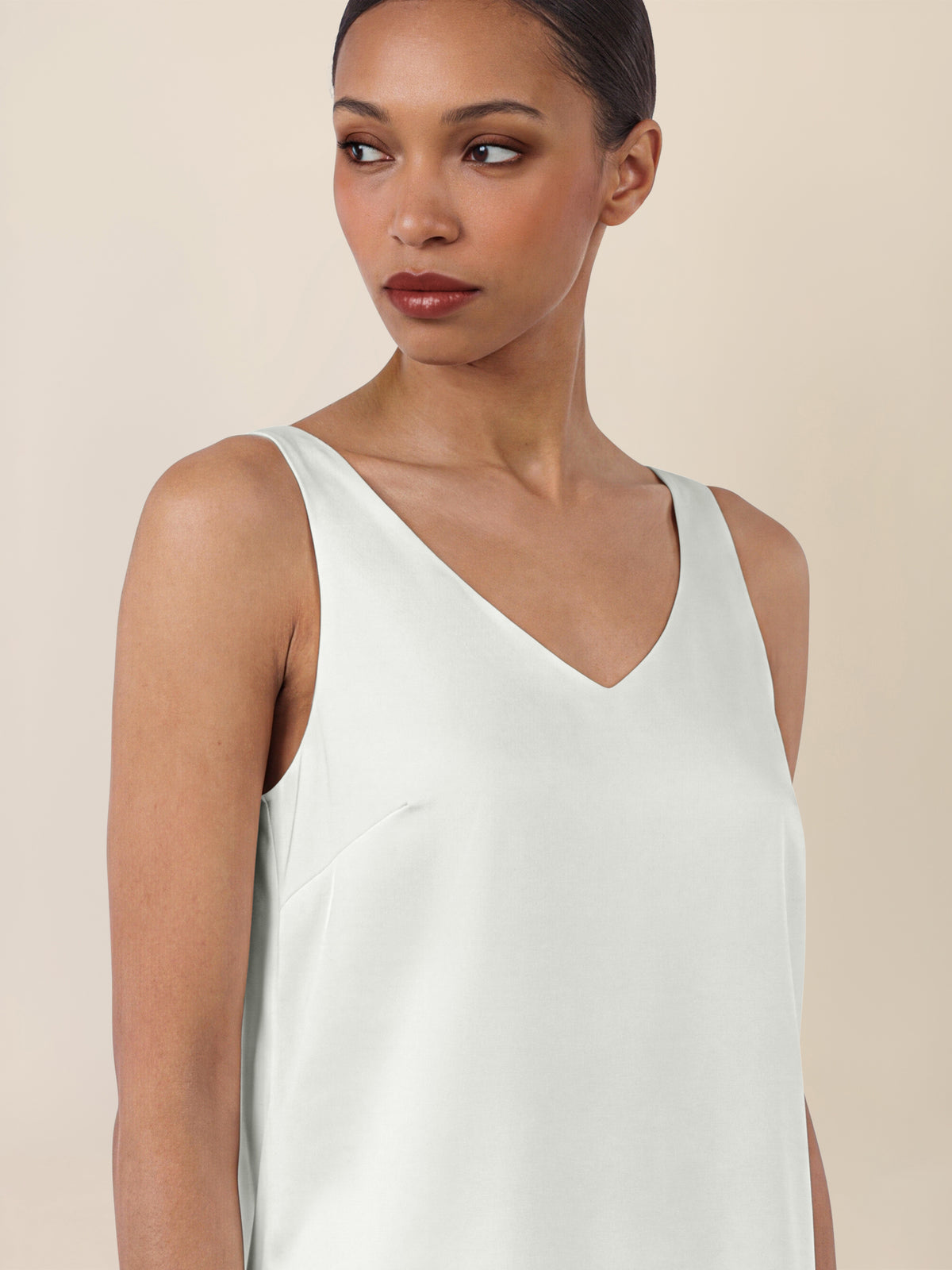 APART Satin-Top mit tiefem V-Ausschnitt | creme