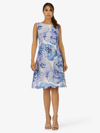 APART Bedrucktes Sommerkleid in leichter A- Linienform aus allover bedruckter Spitze | blau-multicolor