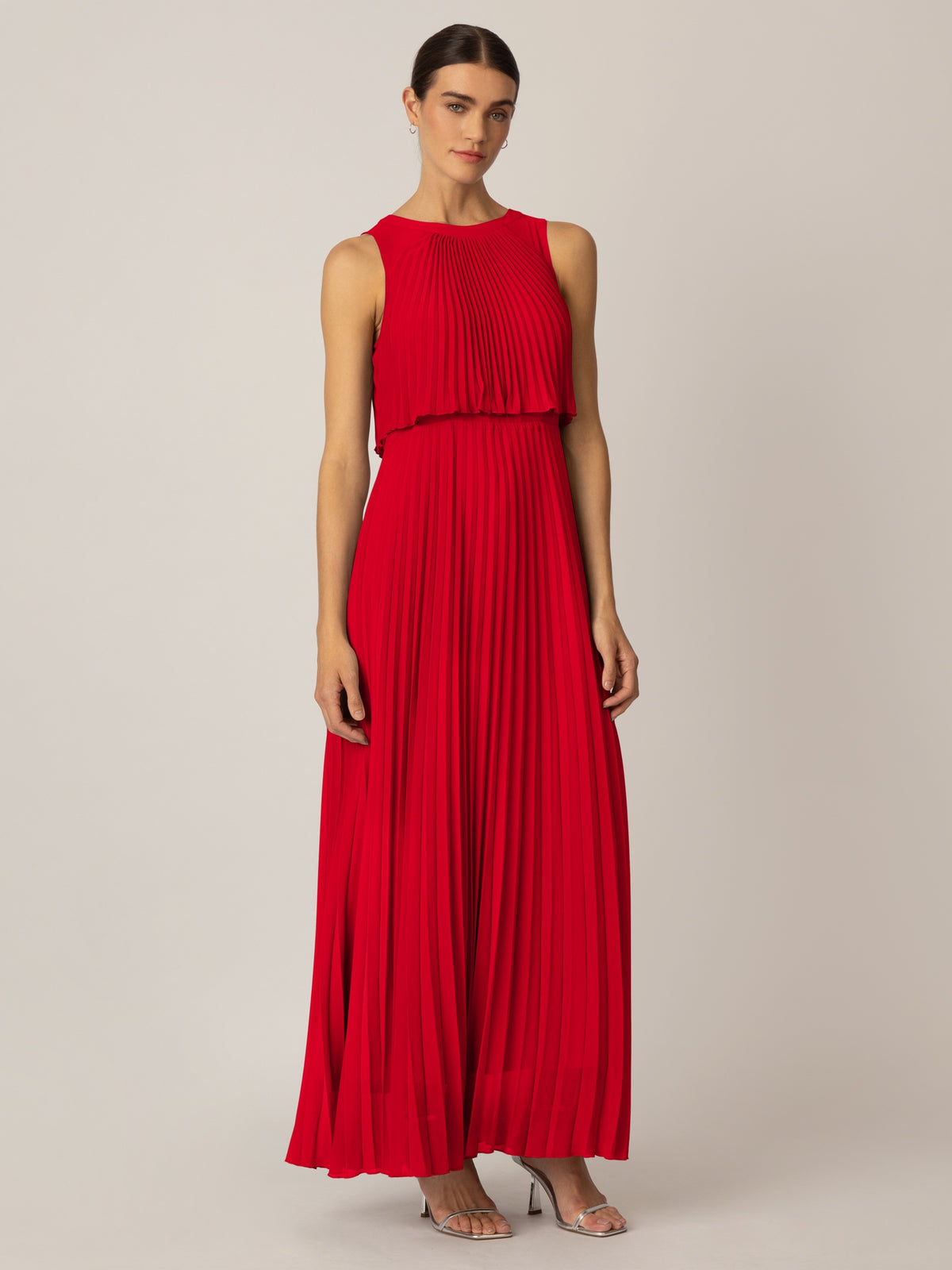 APART Plisseekleid mit rundem Ausschnitt vorne und hinten und schmalem , sichtbaren Halsri | rot