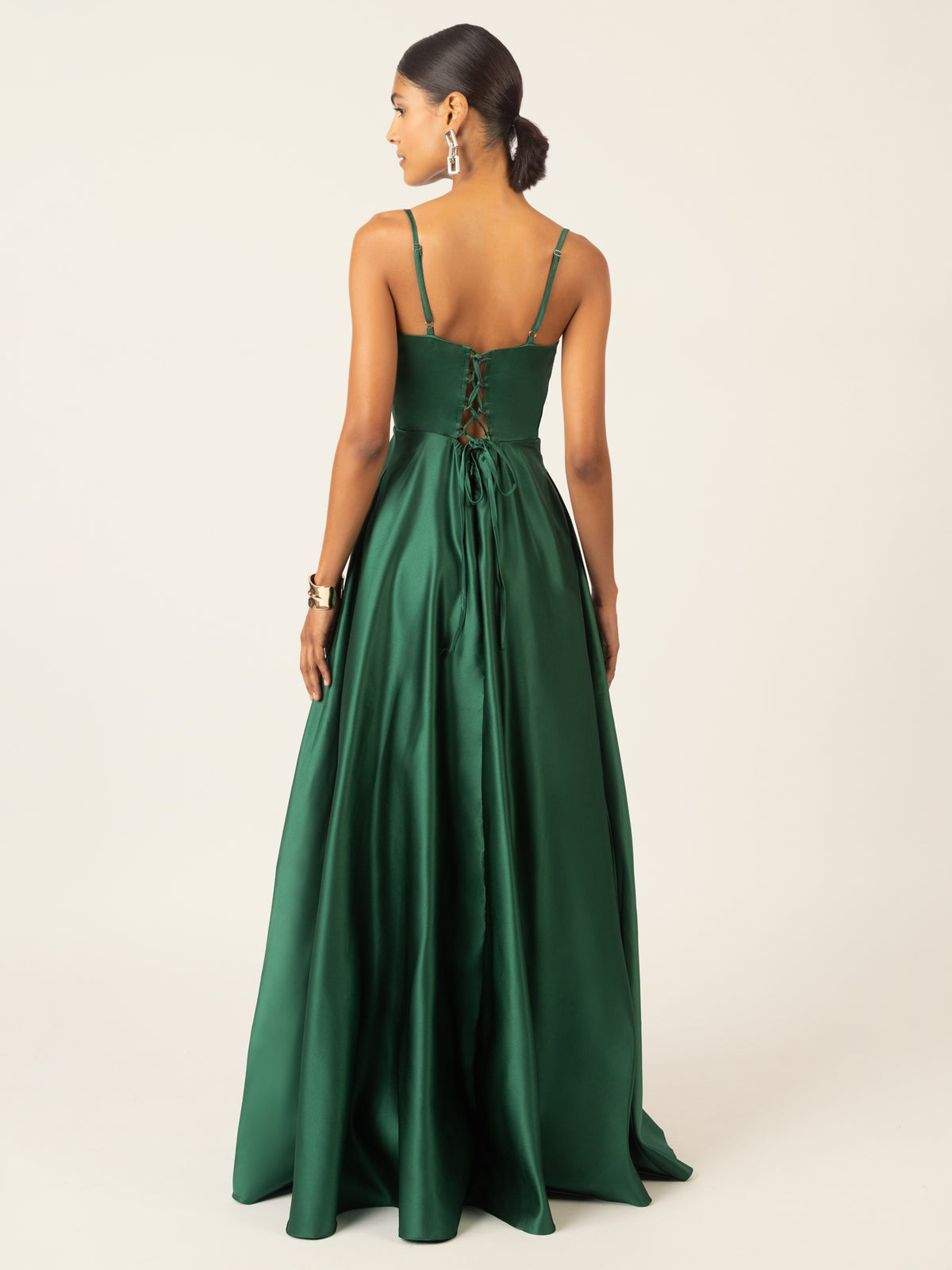 APART Langes Satin Kleid mit verstellbaren Spaghettiträgern | dunkelgrün