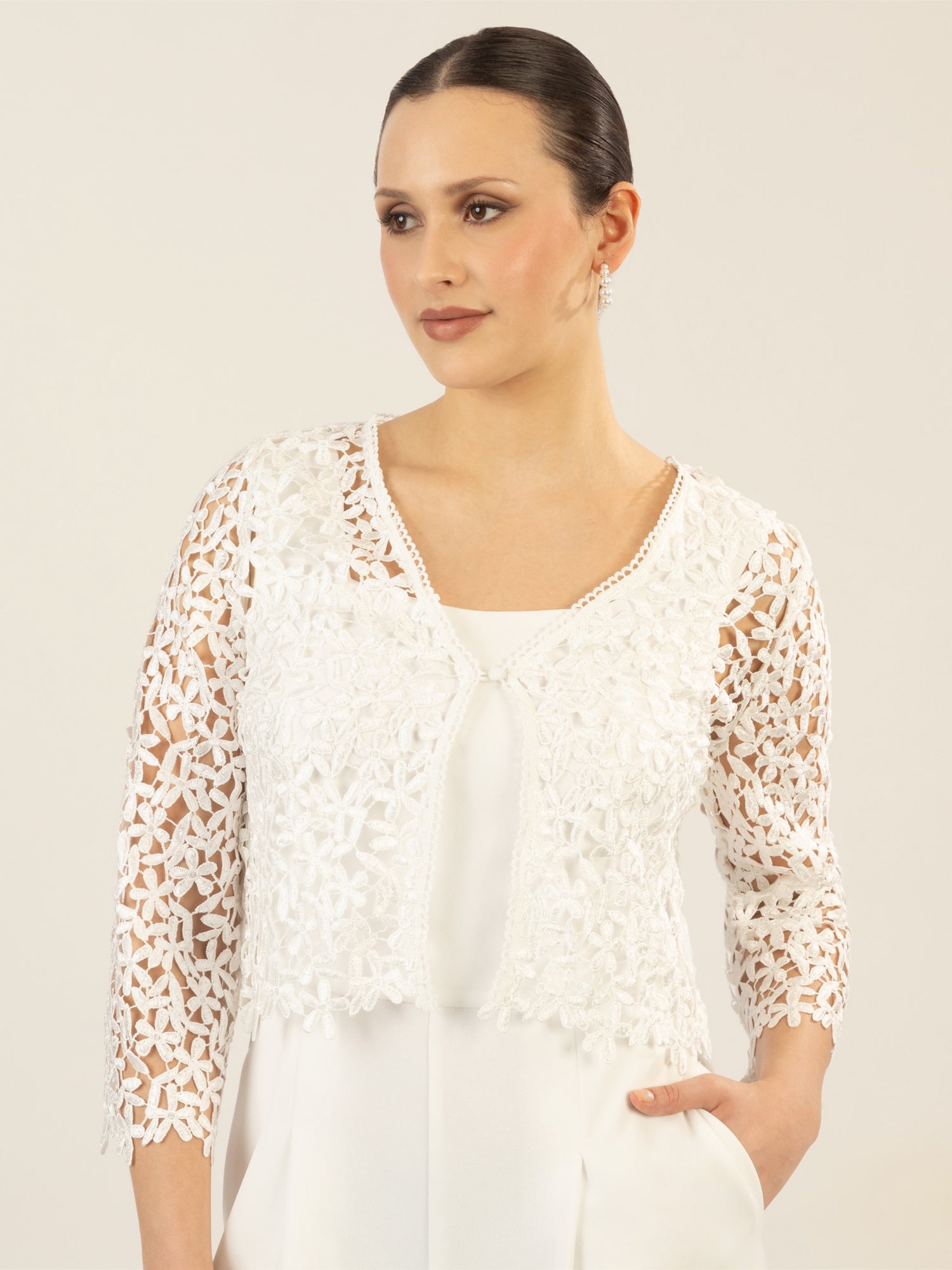 APART Hochzeitsoverall mit kurzem Spitzenjäckchen | creme