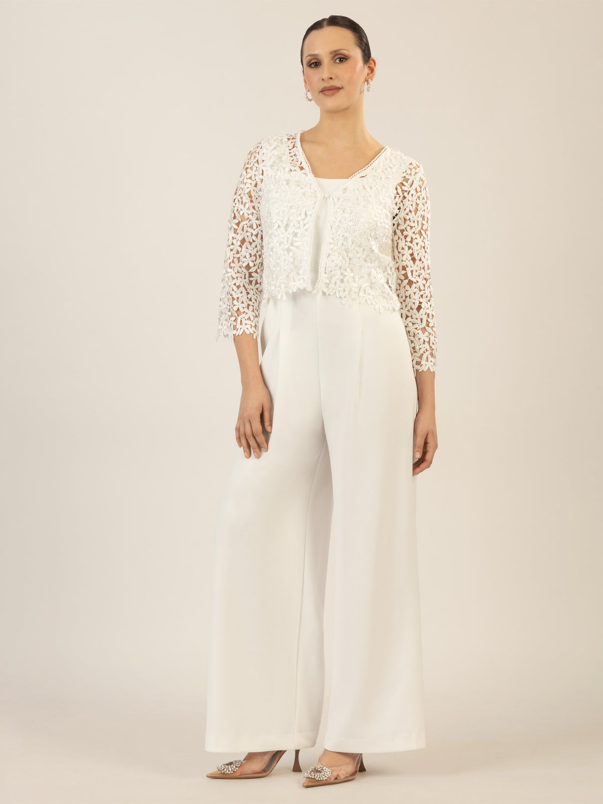 APART Hochzeitsoverall mit kurzem Spitzenjäckchen | creme