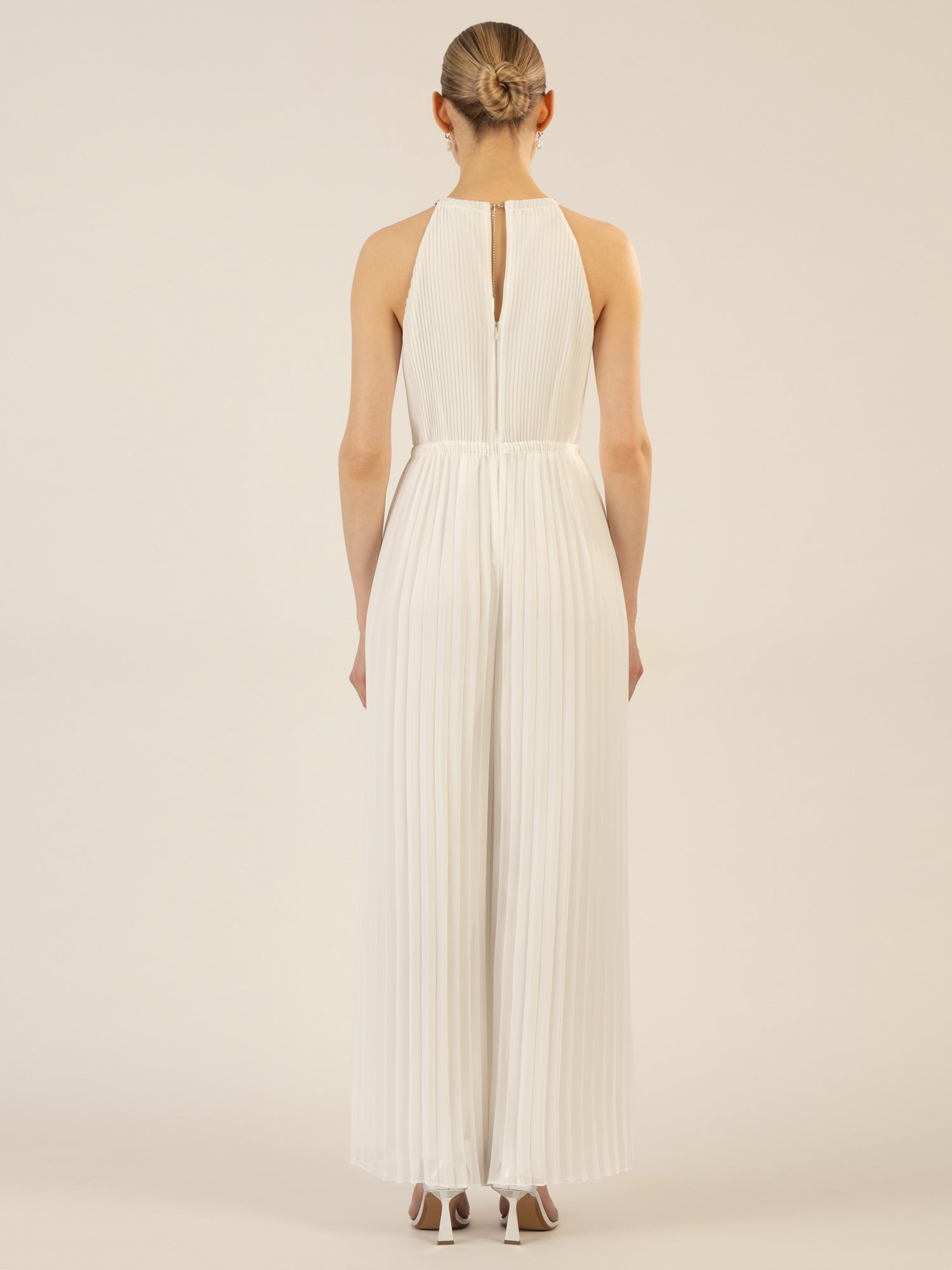 APART Plisseeoverall im Neckholder-Stil | creme